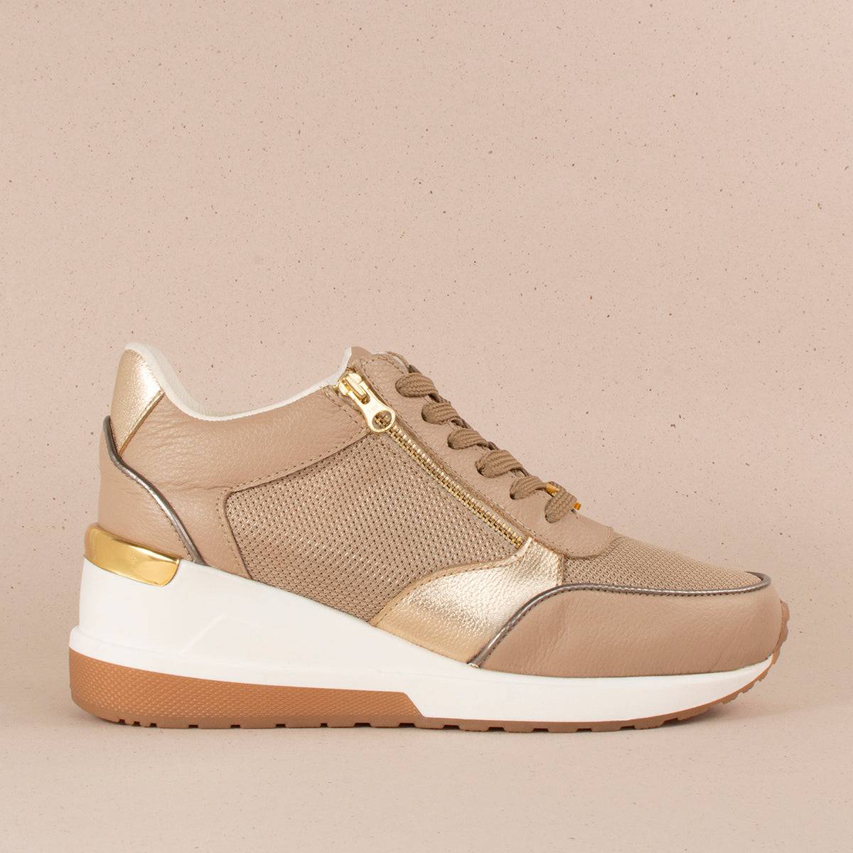 Tenis casuales en cuero color beige con cierre lateral 104361