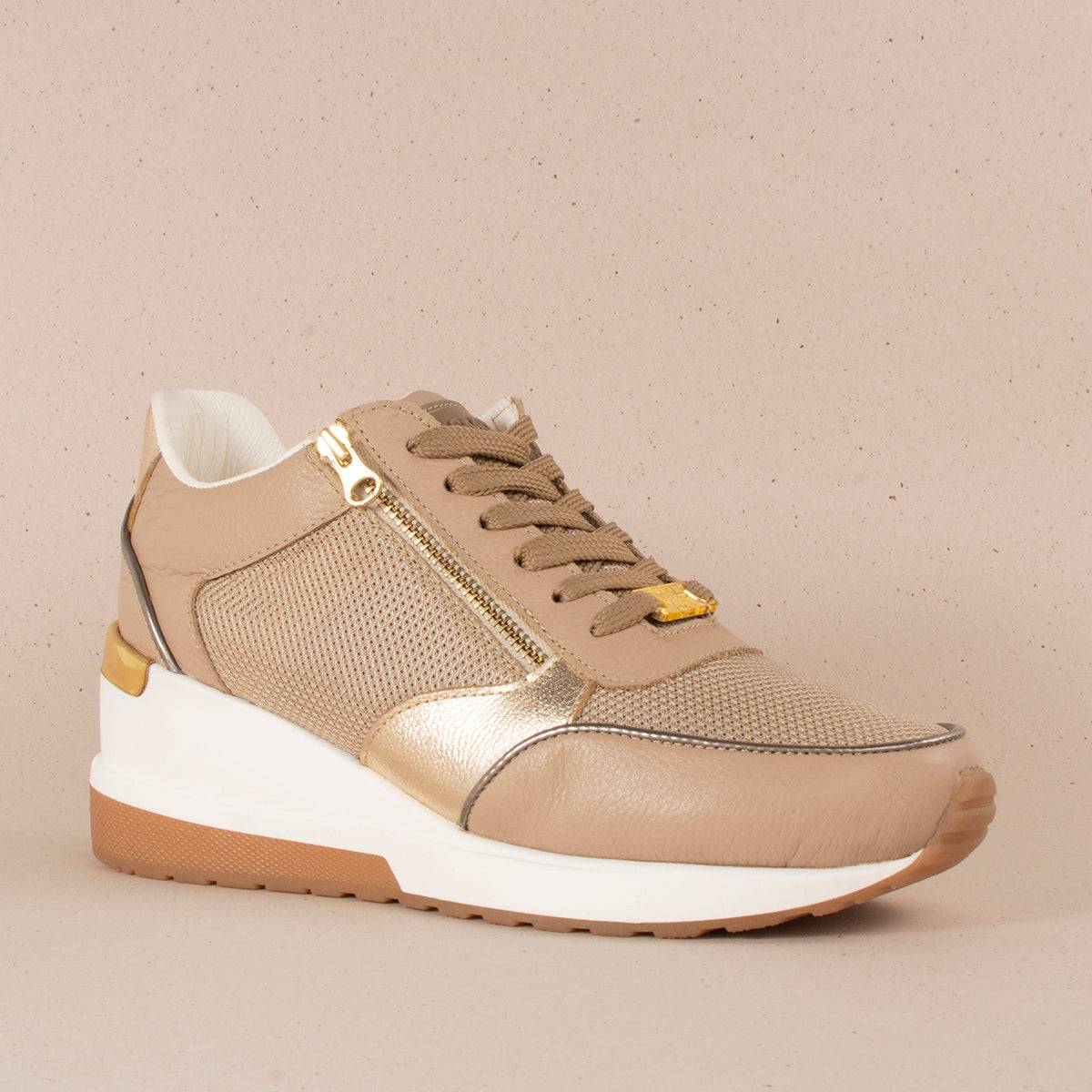 Tenis casuales en cuero color beige con cierre lateral 104361