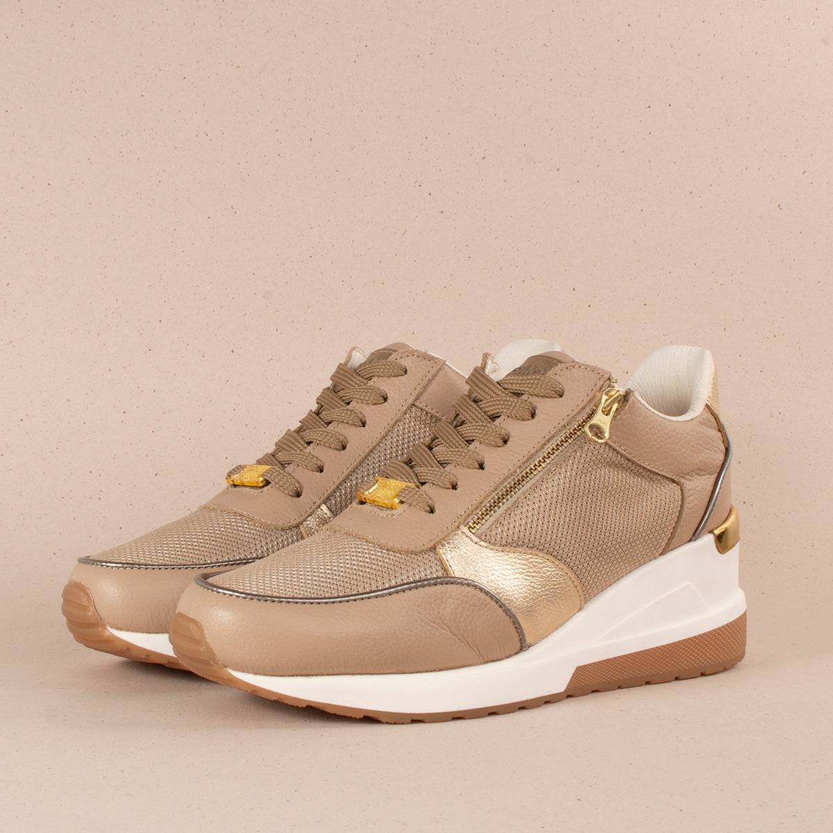 Tenis casuales en cuero color beige con cierre lateral 104361