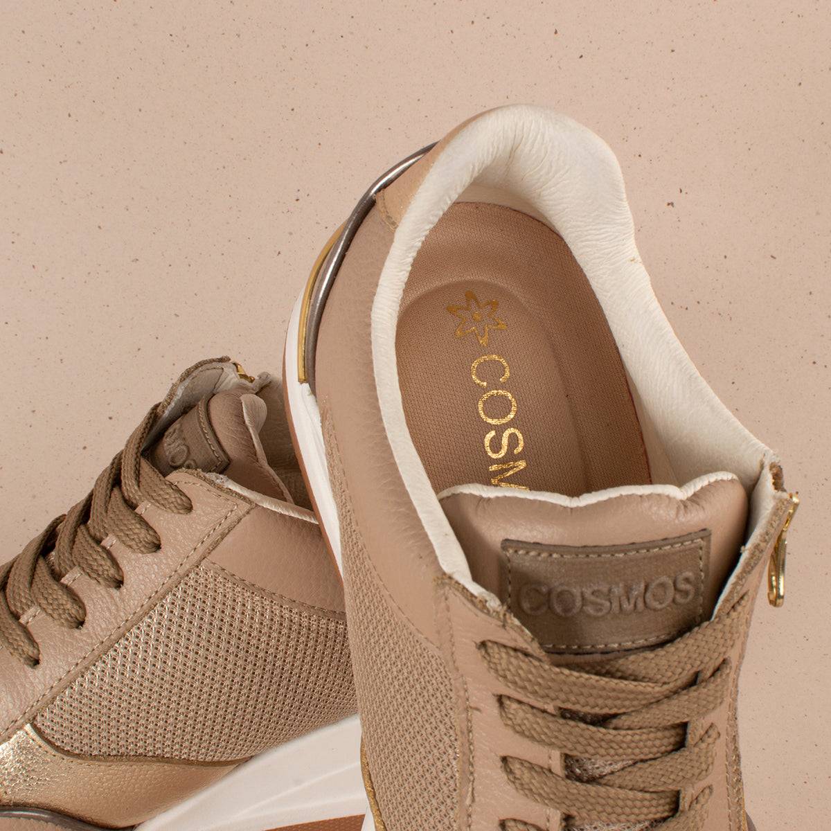 Tenis casuales en cuero color beige con cierre lateral 104361