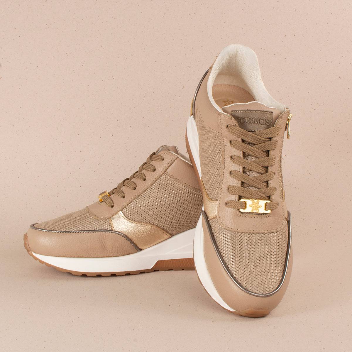 Tenis casuales en cuero color beige con cierre lateral 104361