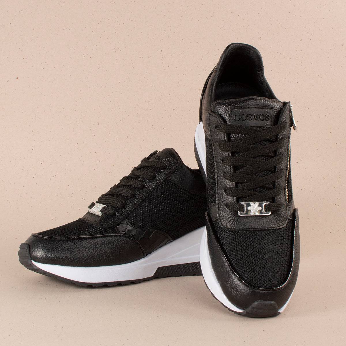 Tenis casuales en cuero color negro con cierre lateral 104361