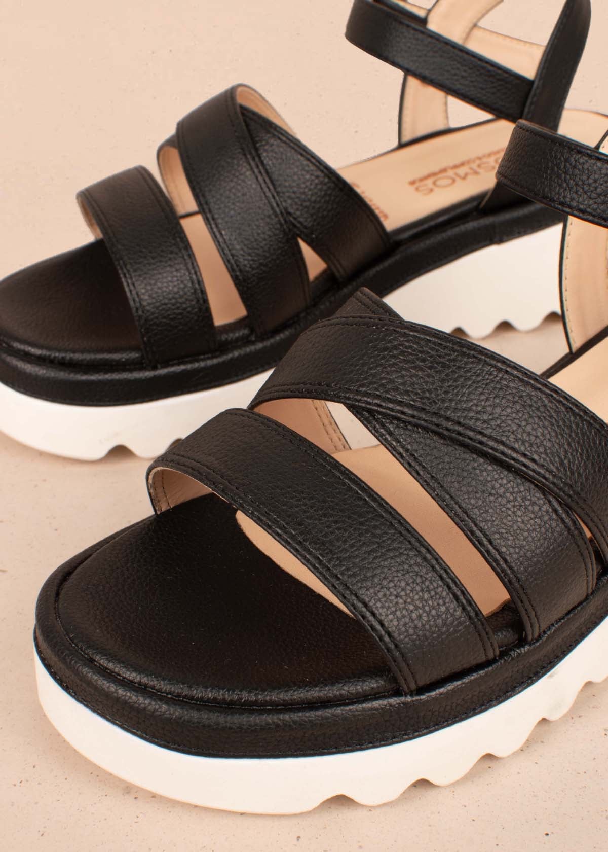 Sandalias color negro con correas cruzadas 104369