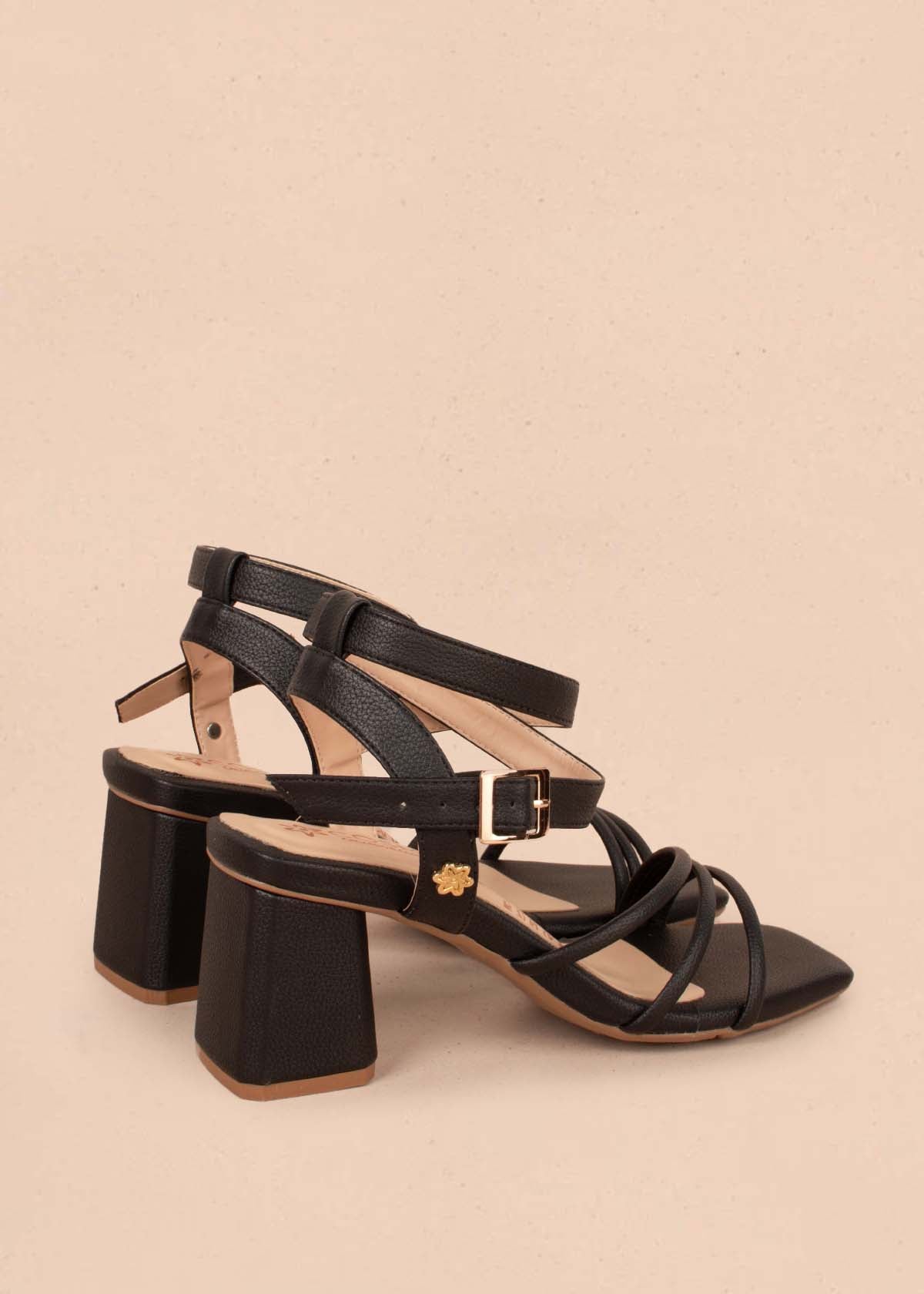 Sandalias altas color negro con correas cruzadas 104372