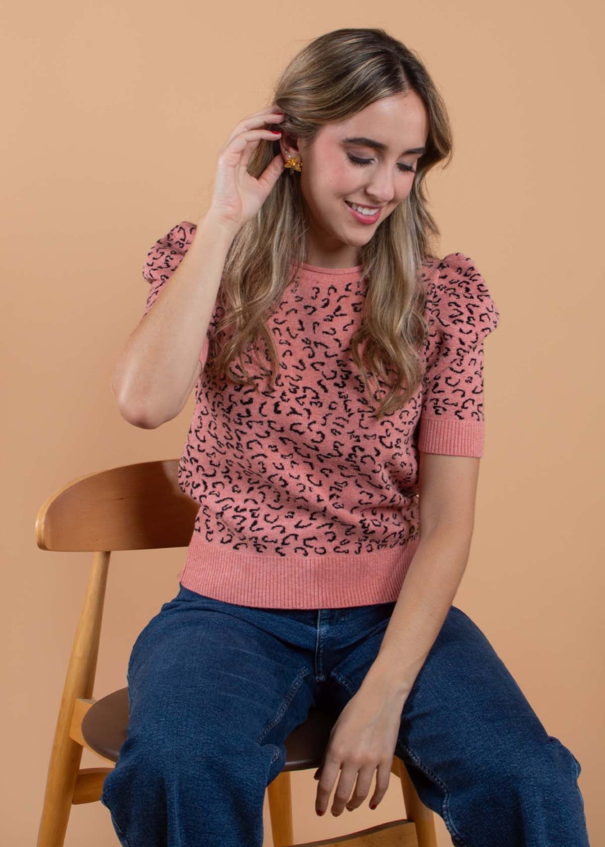 Blusa color coral con estampado animal print 104378