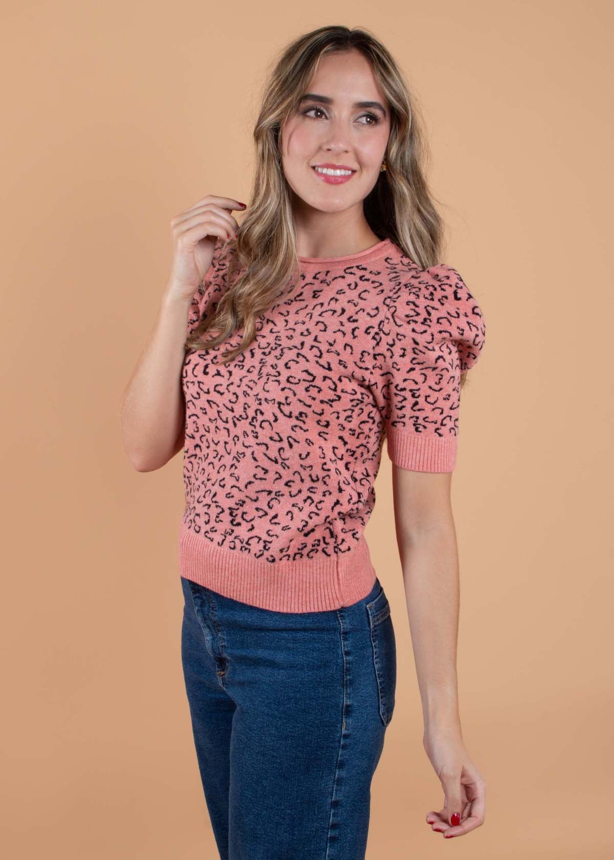 Blusa color coral con estampado animal print 104378