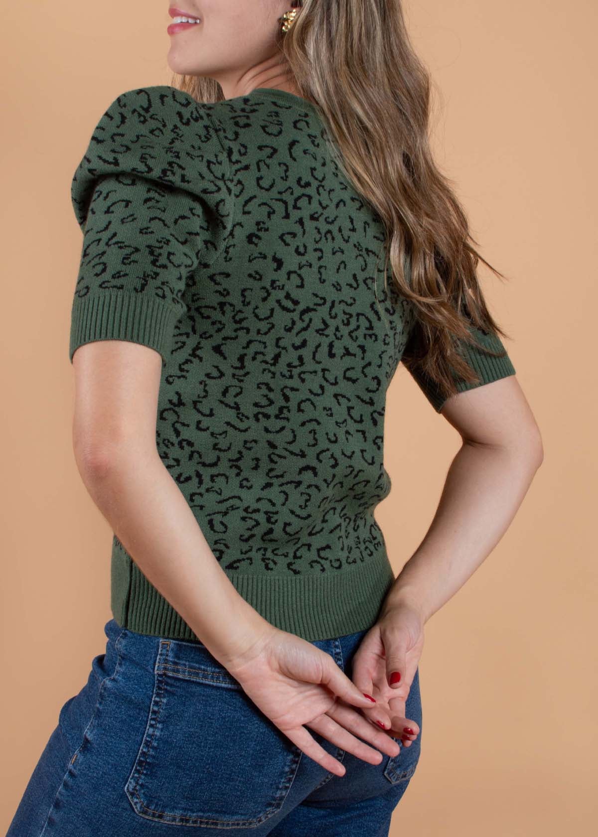 Blusa color verde con estampado animal print  104378