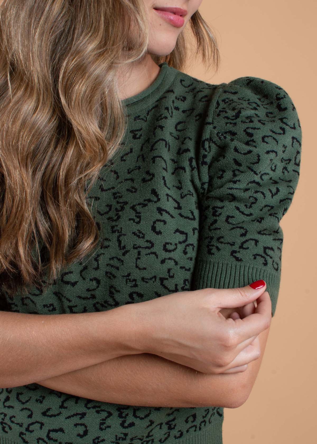 Blusa color verde con estampado animal print  104378