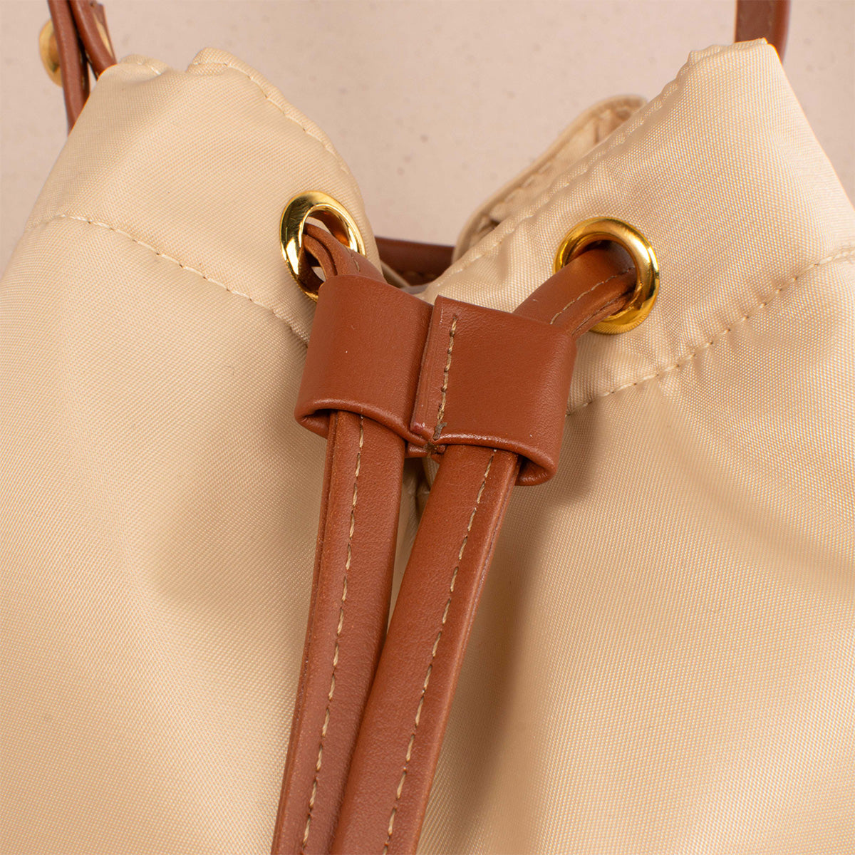 Bolso tipo tula color beige 104380