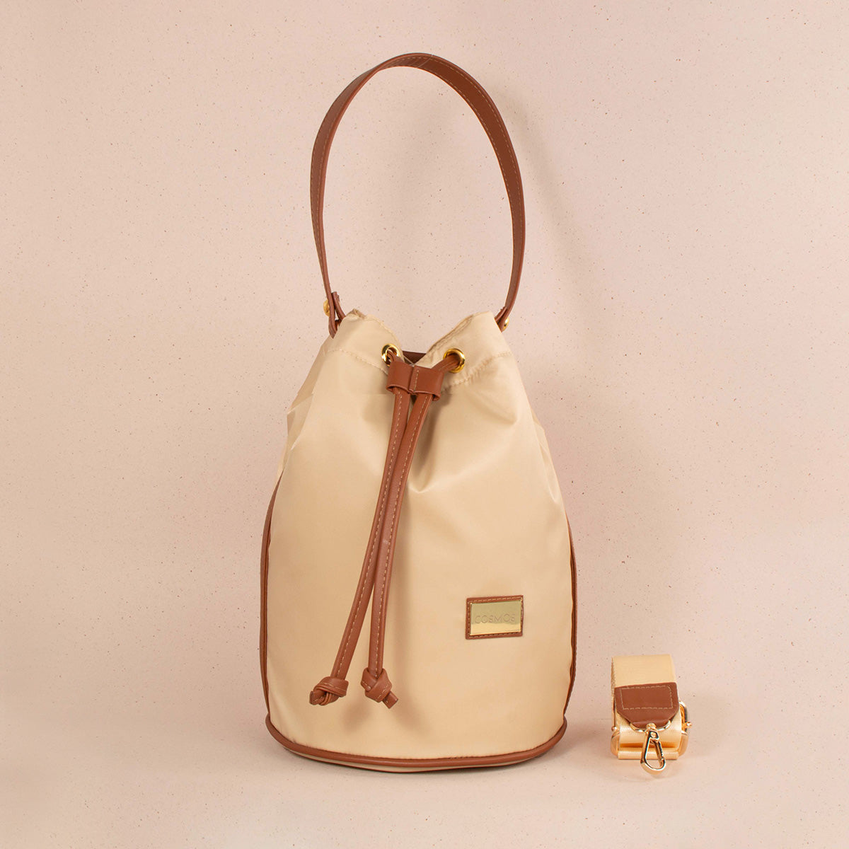 Bolso tipo tula color beige 104380