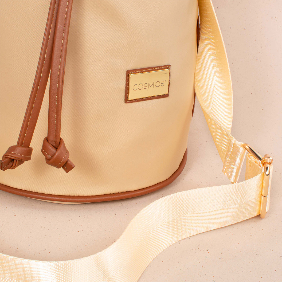 Bolso tipo tula color beige 104380