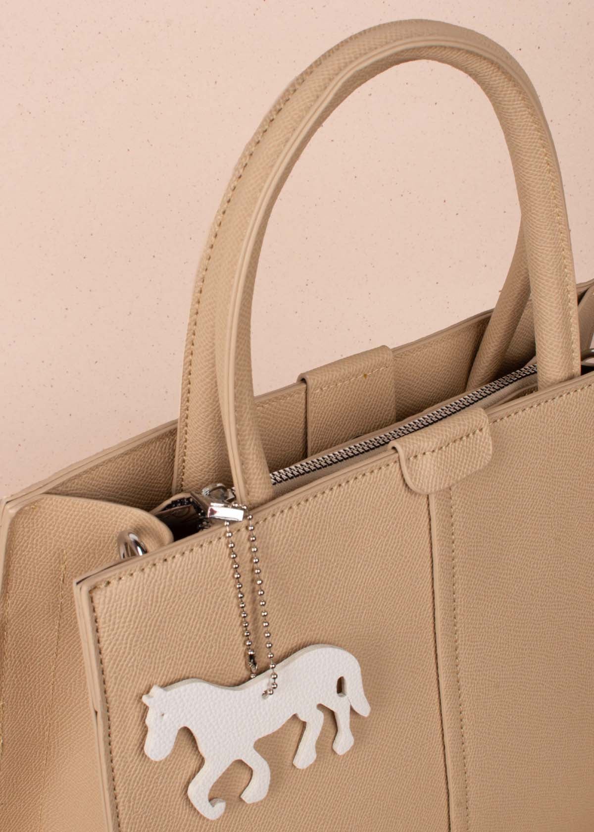 Bolso tipo cartera color beige con llavero 104387