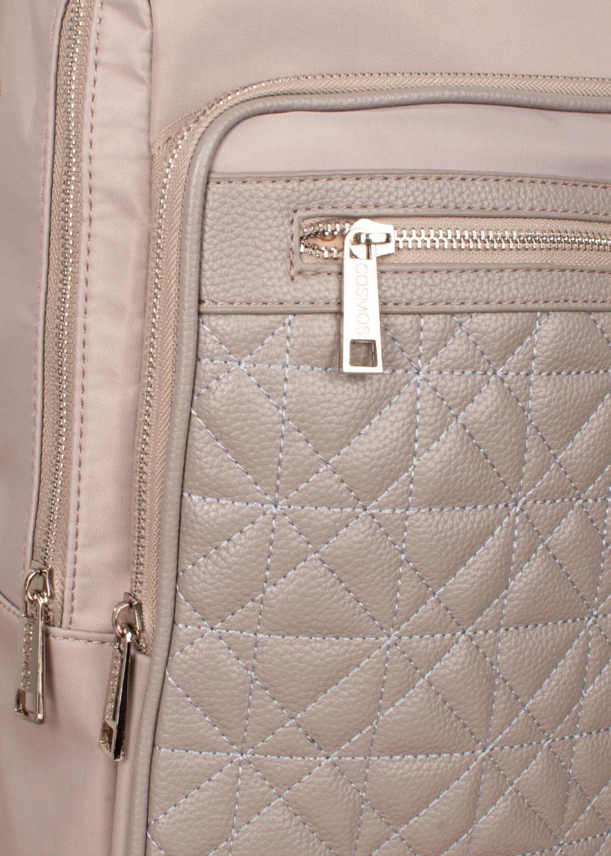 Morral color taupe con cierre frontal y costuras en rombo 104393