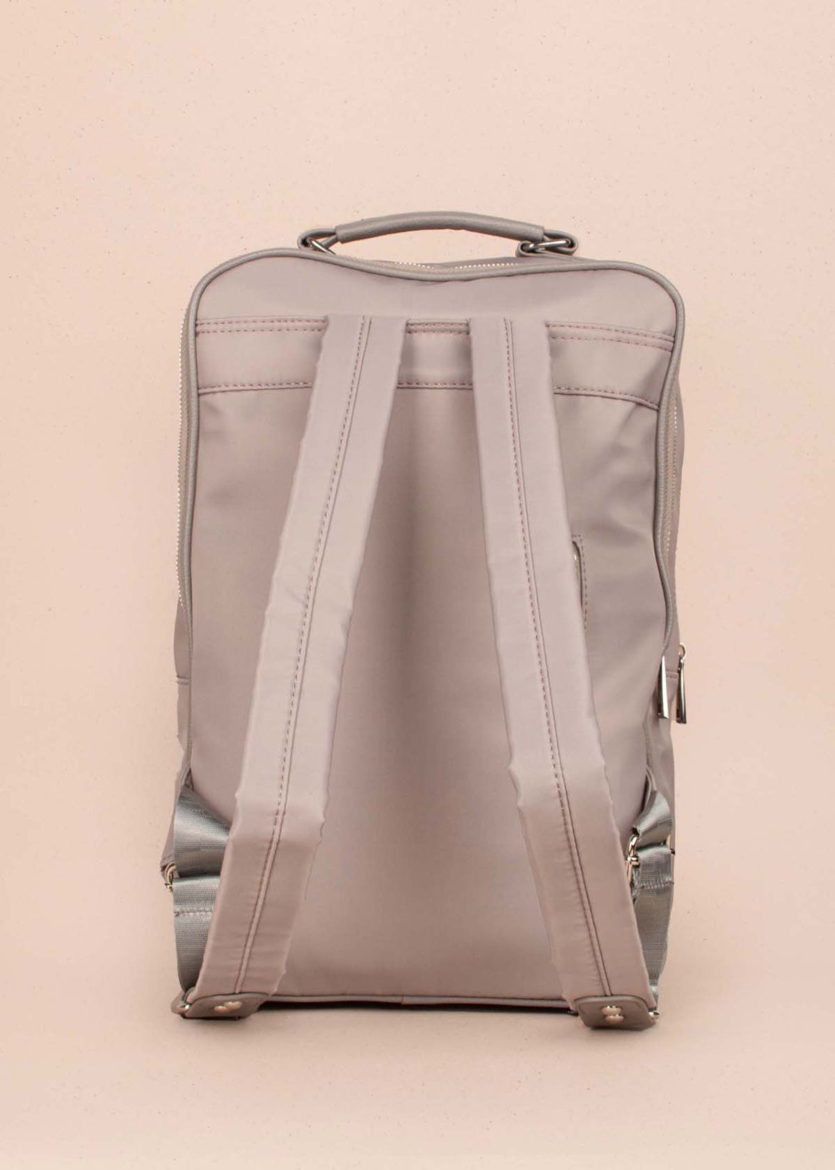 Morral color taupe con cierre frontal y costuras en rombo 104393