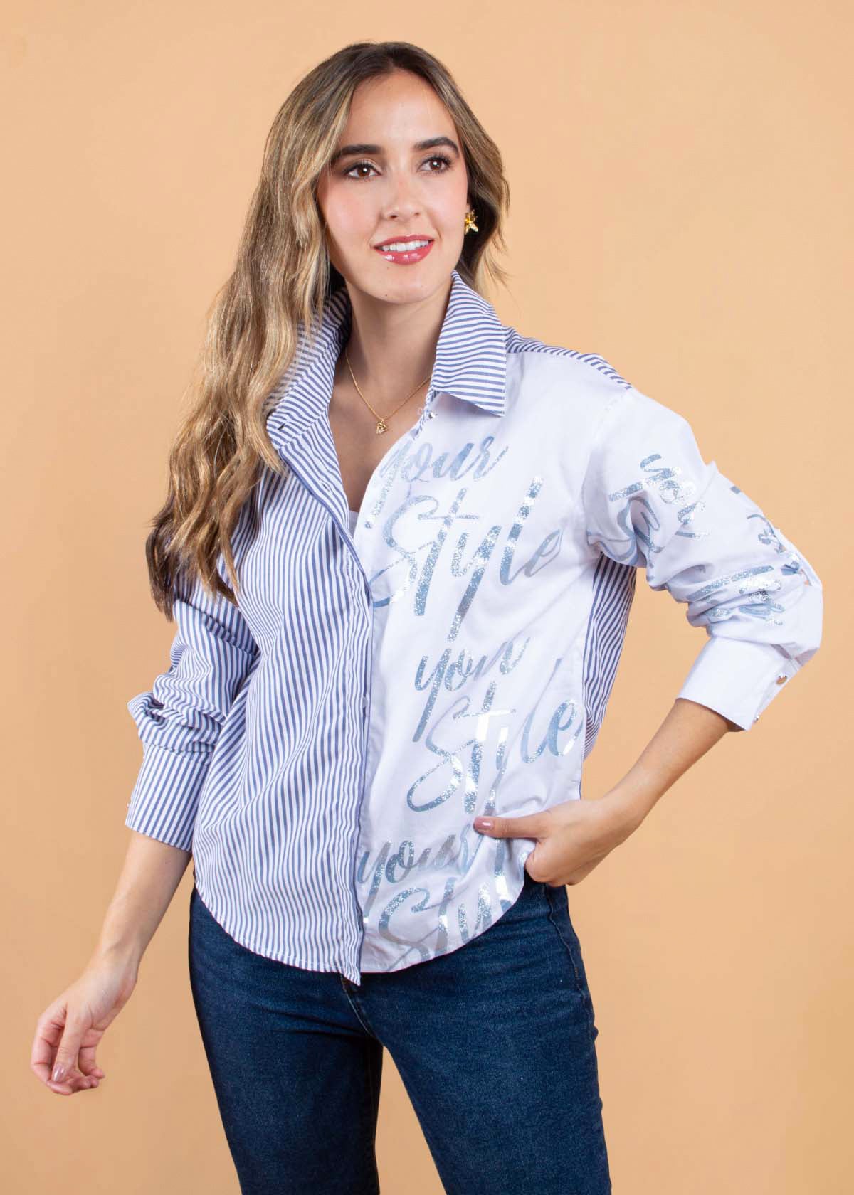 Blusa color azul con estampado en líneas y letras 104400