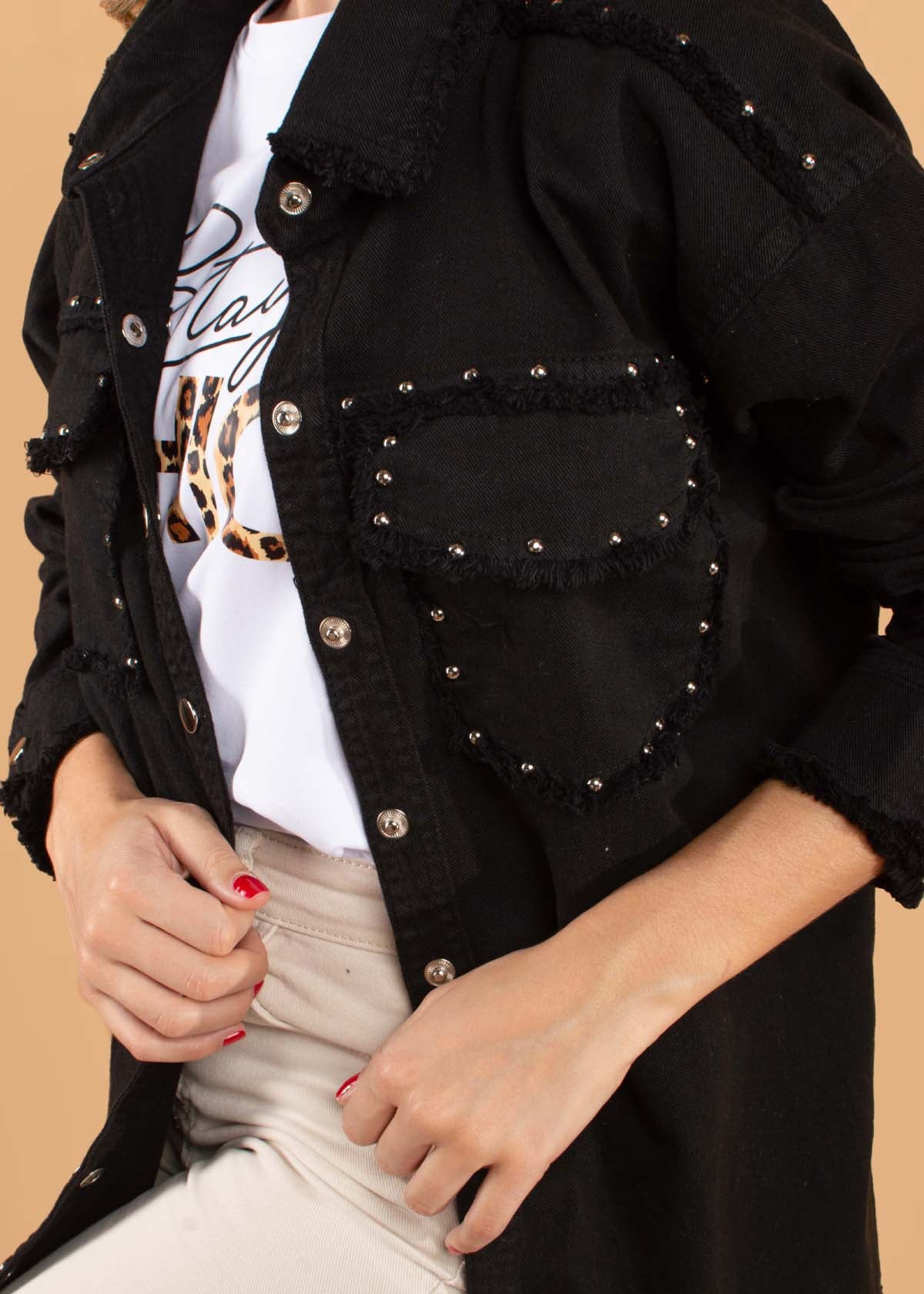 Chaqueta color negro con  bolsillos y taches 104401