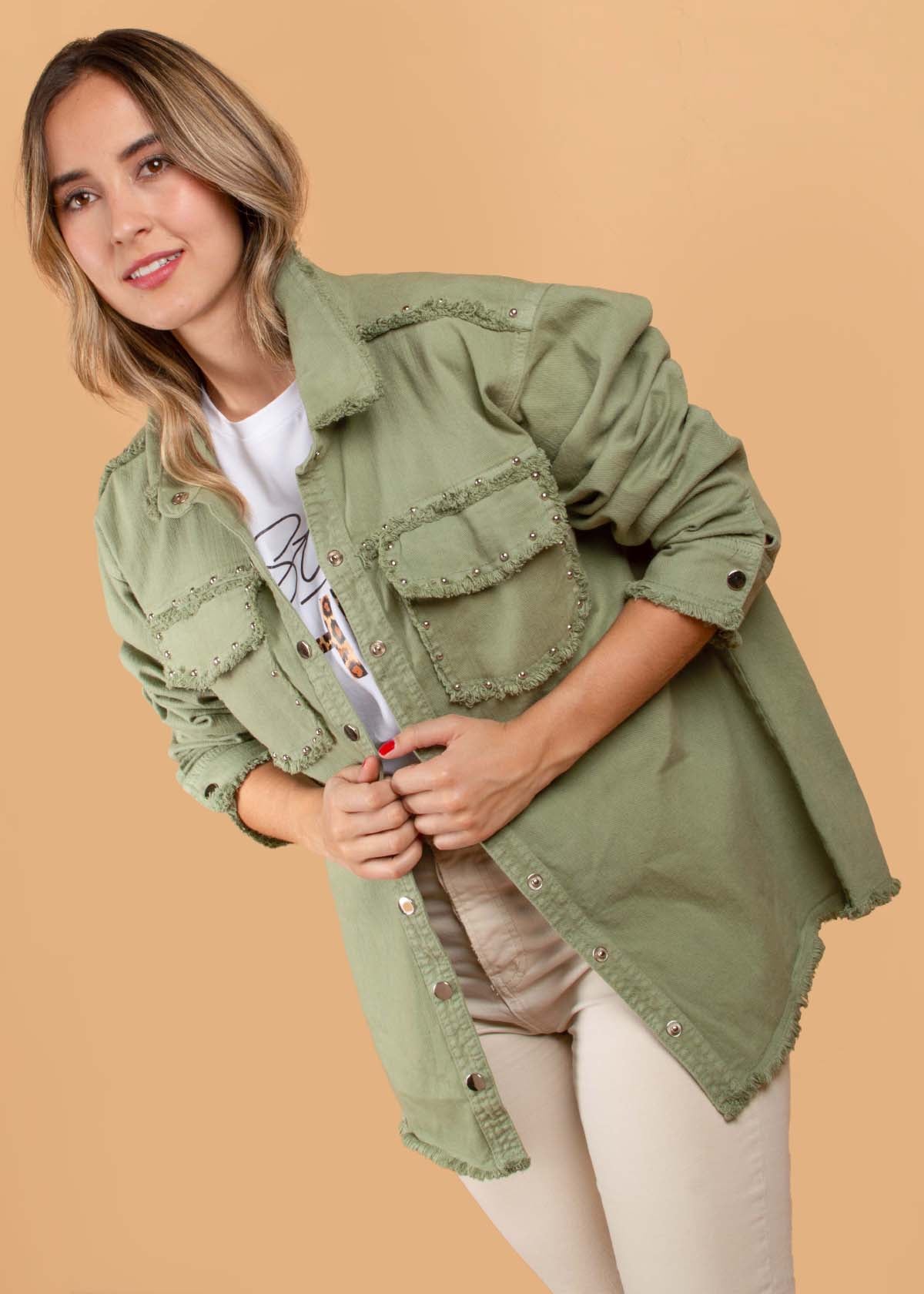 Chaqueta color verde con bolsillos y taches 104401