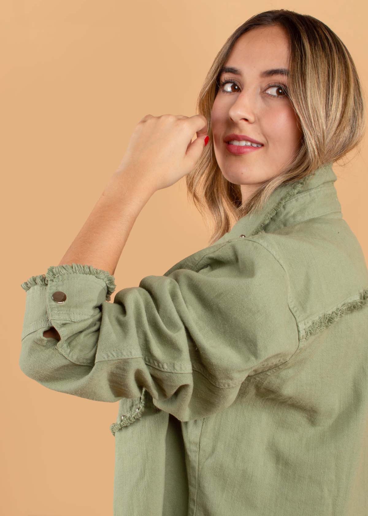 Chaqueta color verde con bolsillos y taches 104401