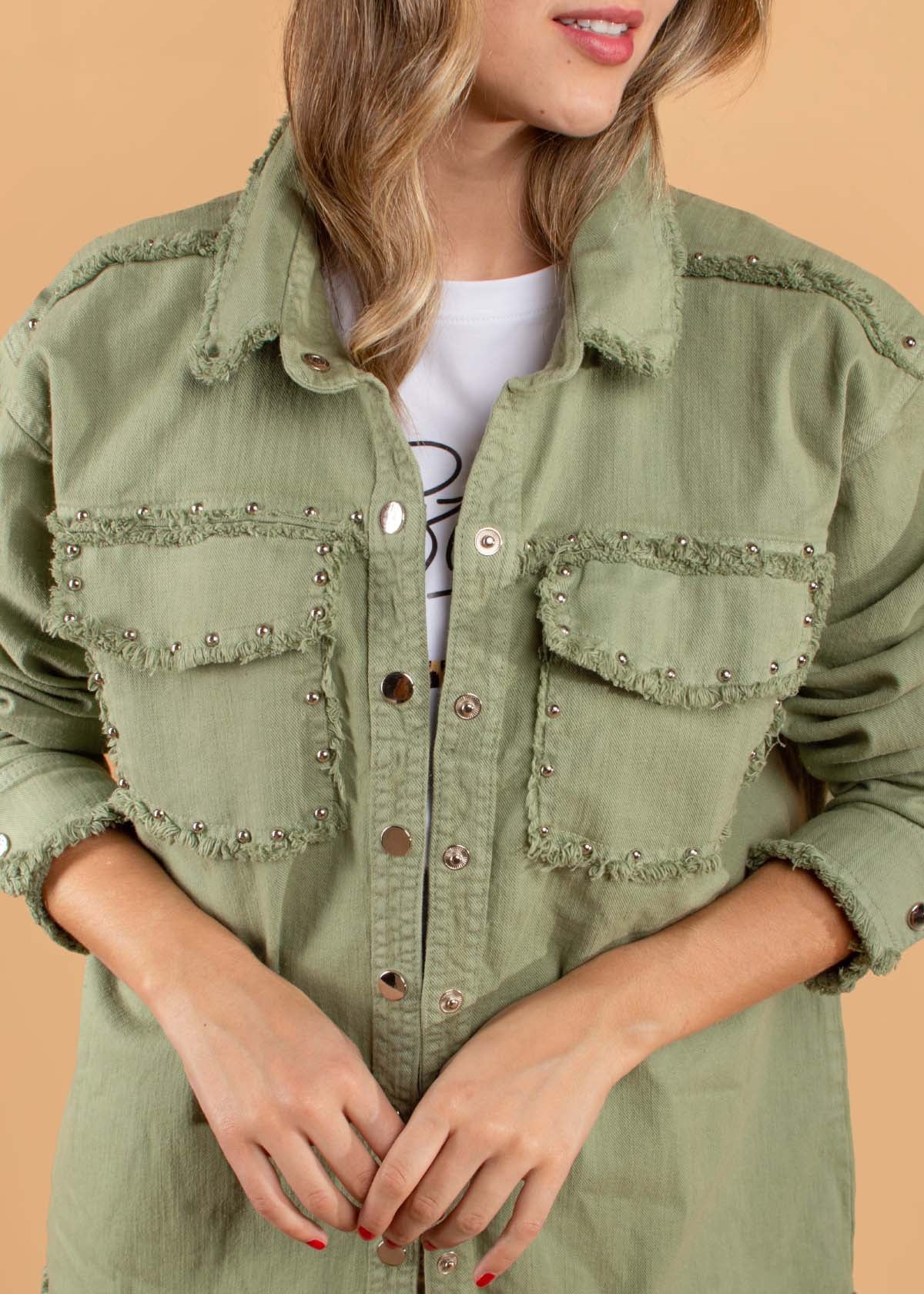 Chaqueta color verde con bolsillos y taches 104401