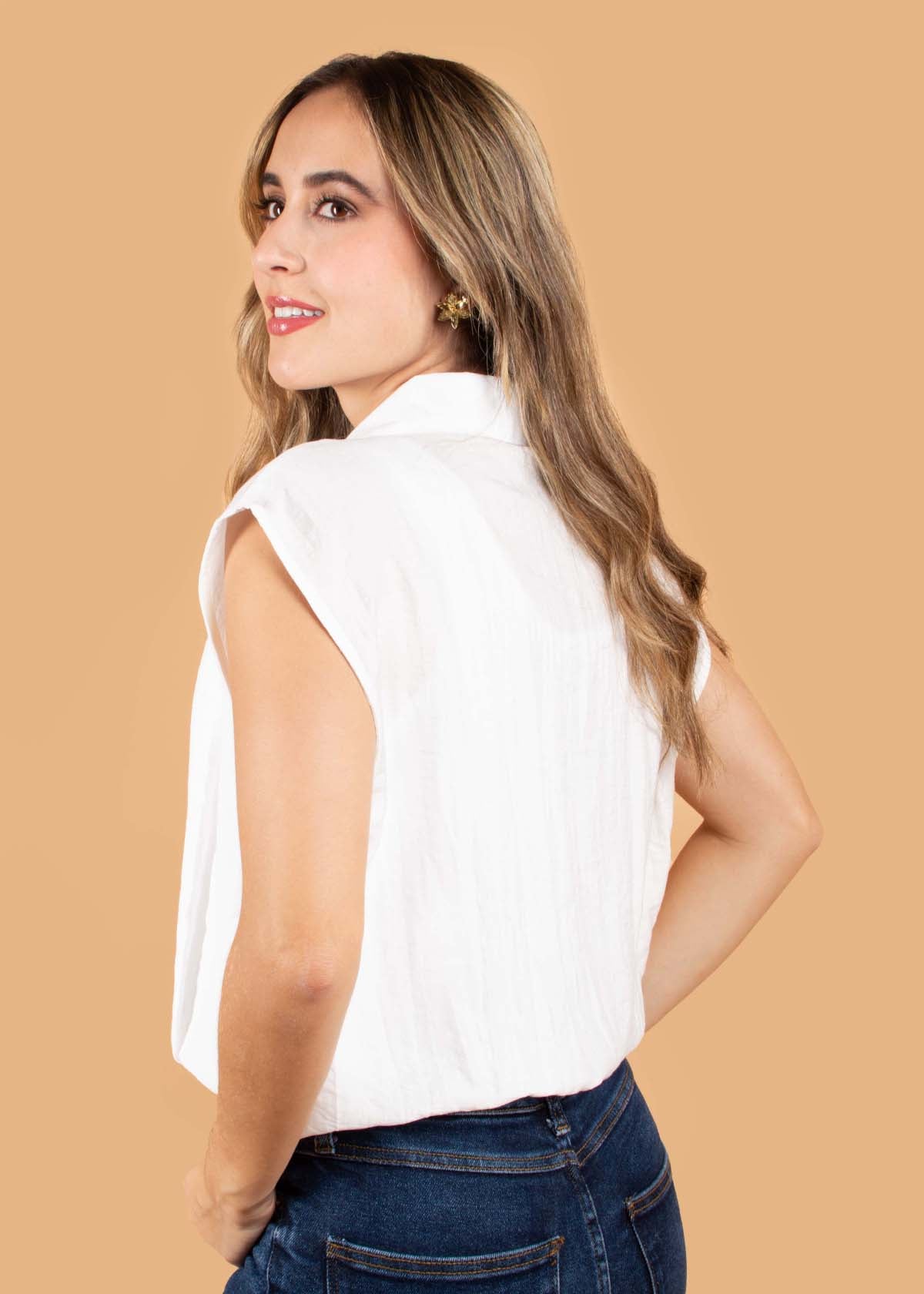 Blusa color marfil con cuello solapa y recogido en abdomen 104403