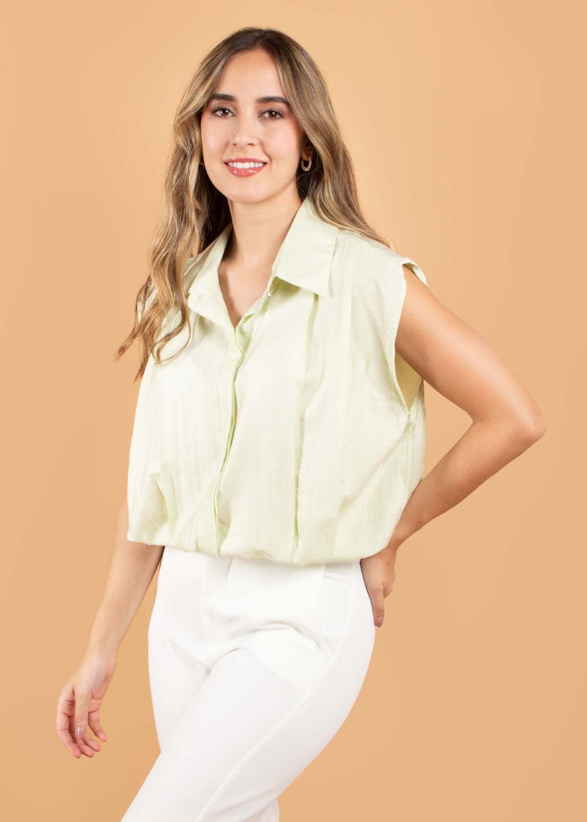 Blusa color verde con cuello solapa y recogido en abdomen 104403