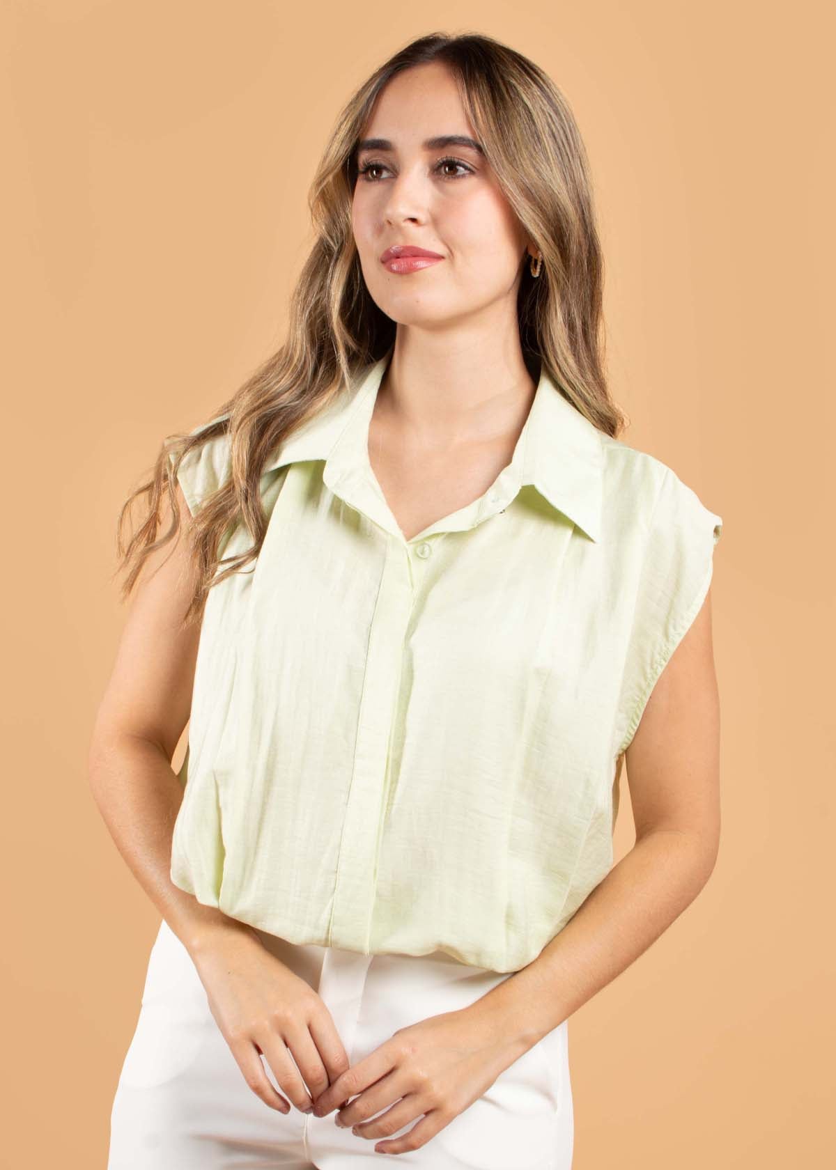 Blusa color verde con cuello solapa y recogido en abdomen 104403