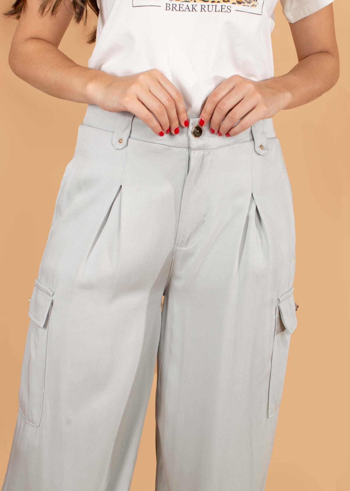 Pantalón tipo cargo color gris 104405