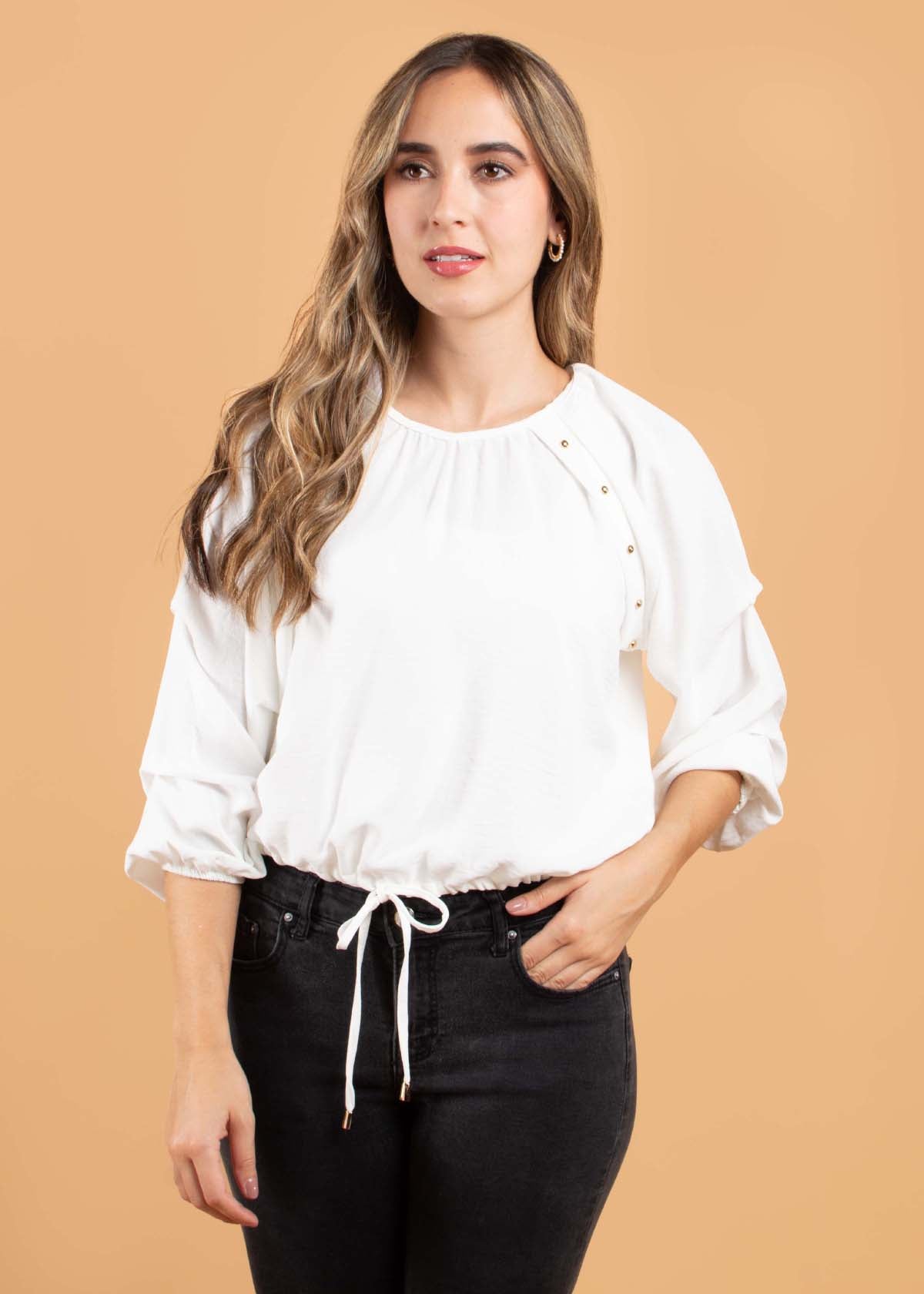 Blusa color marfil con moño en abdomen y taches 104407