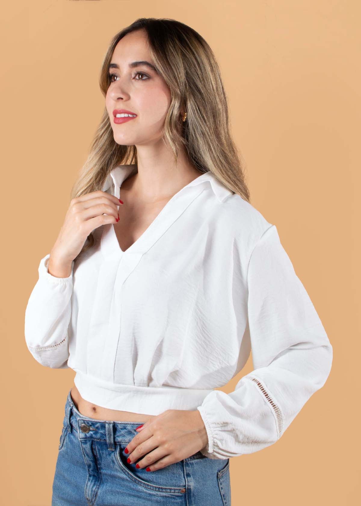 Blusa corta color marfil con moño y escote en espalda 104408