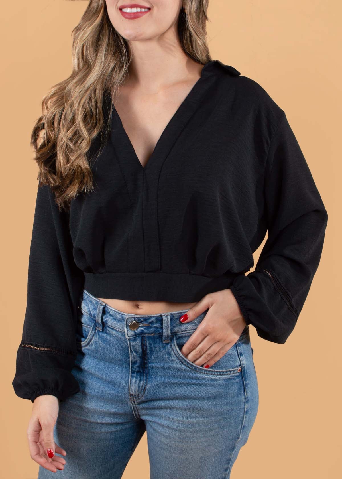 Blusa corta color negro con moño y escote en espalda 104408