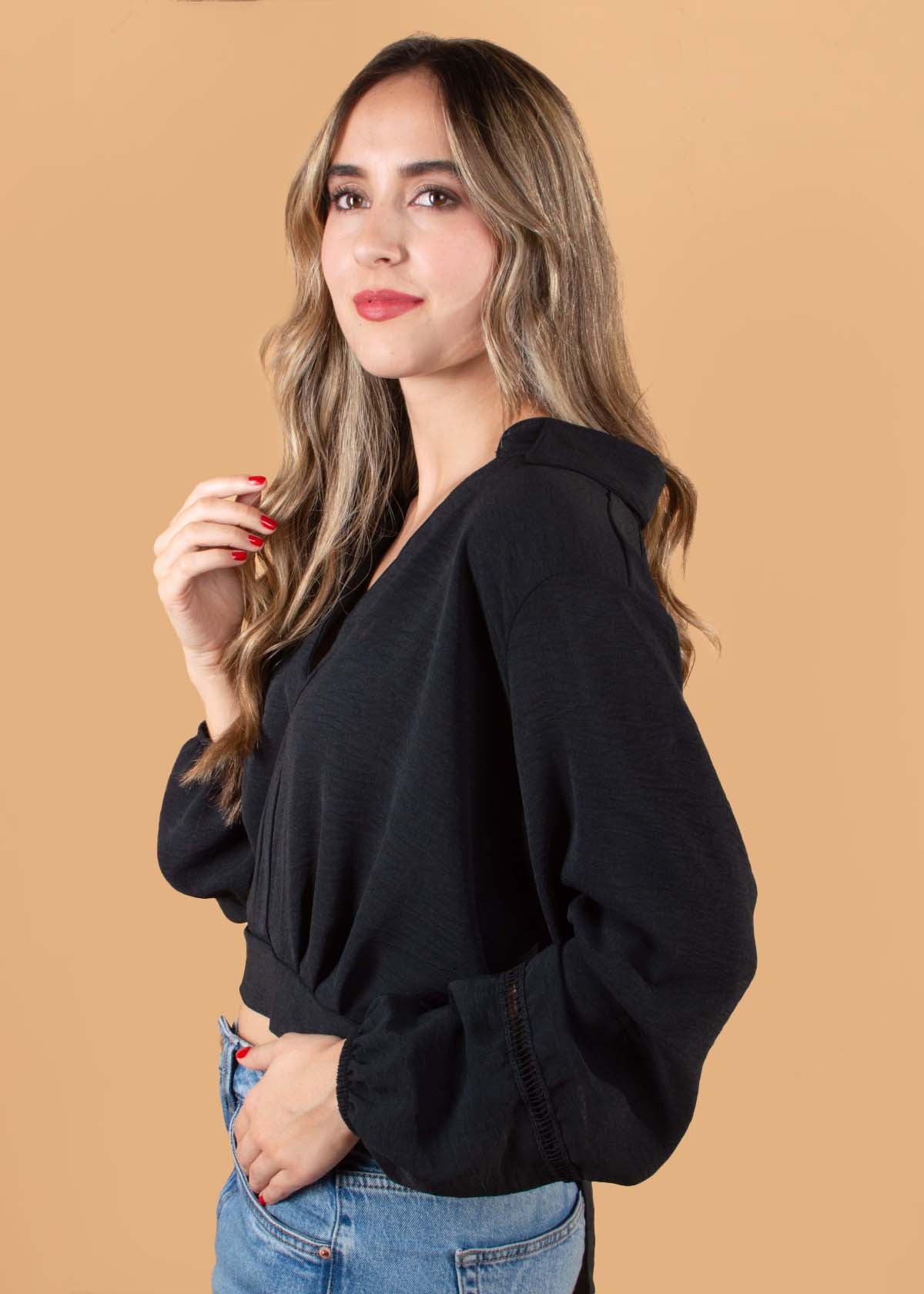 Blusa corta color negro con moño y escote en espalda 104408