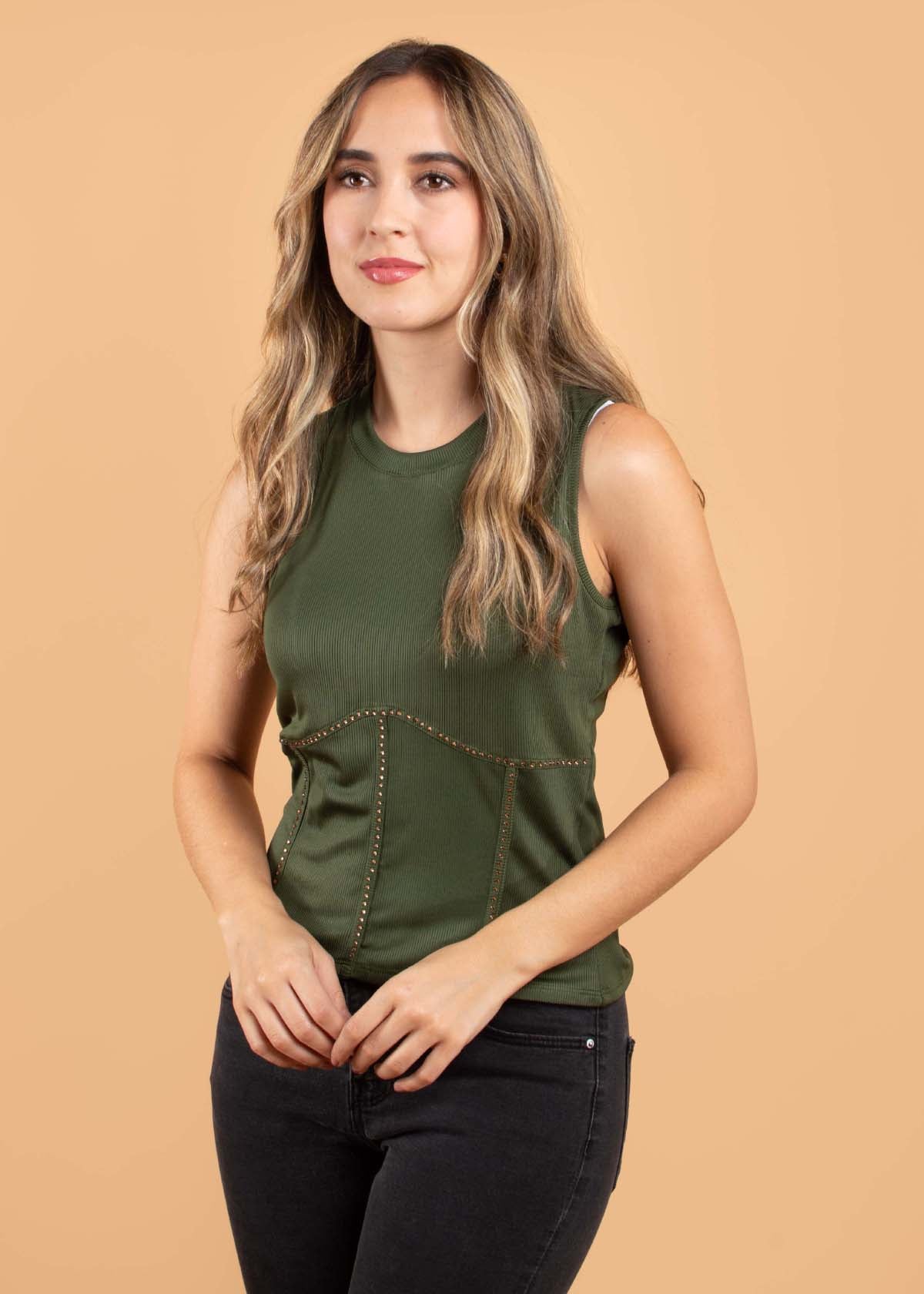 Blusa color verde con piedras decorativas 104411