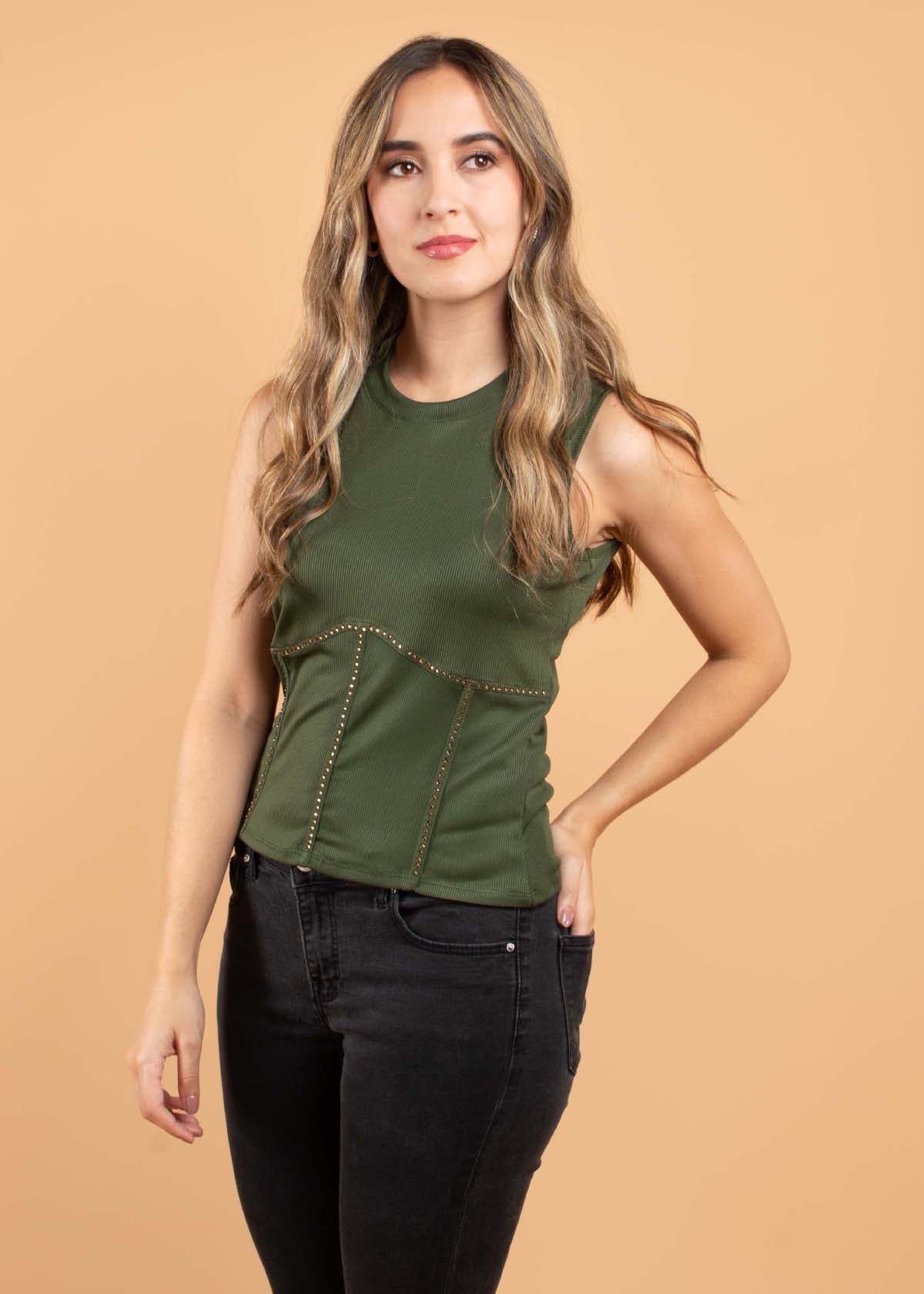 Blusa color verde con piedras decorativas 104411