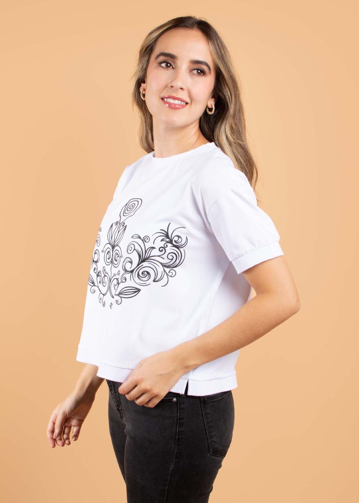 Camiseta color blanco con estampado floral 104412