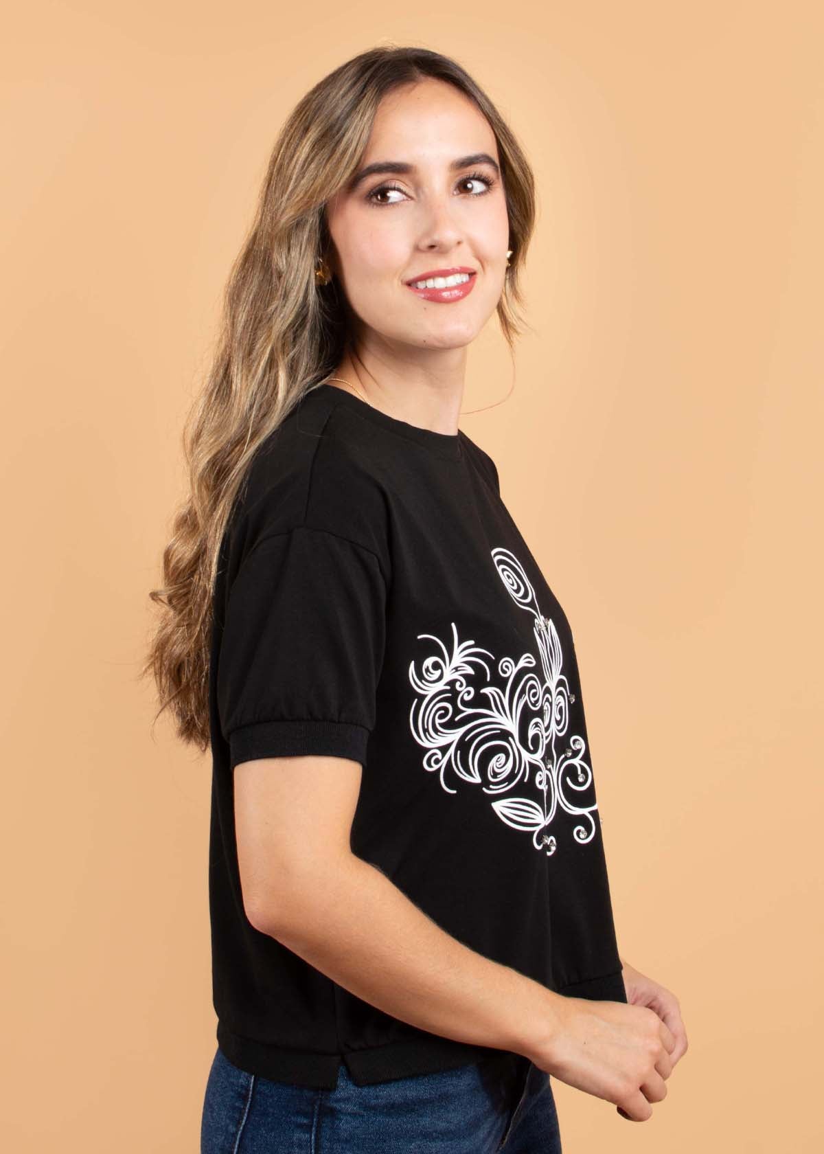 Camiseta color negro con estampado floral 104412