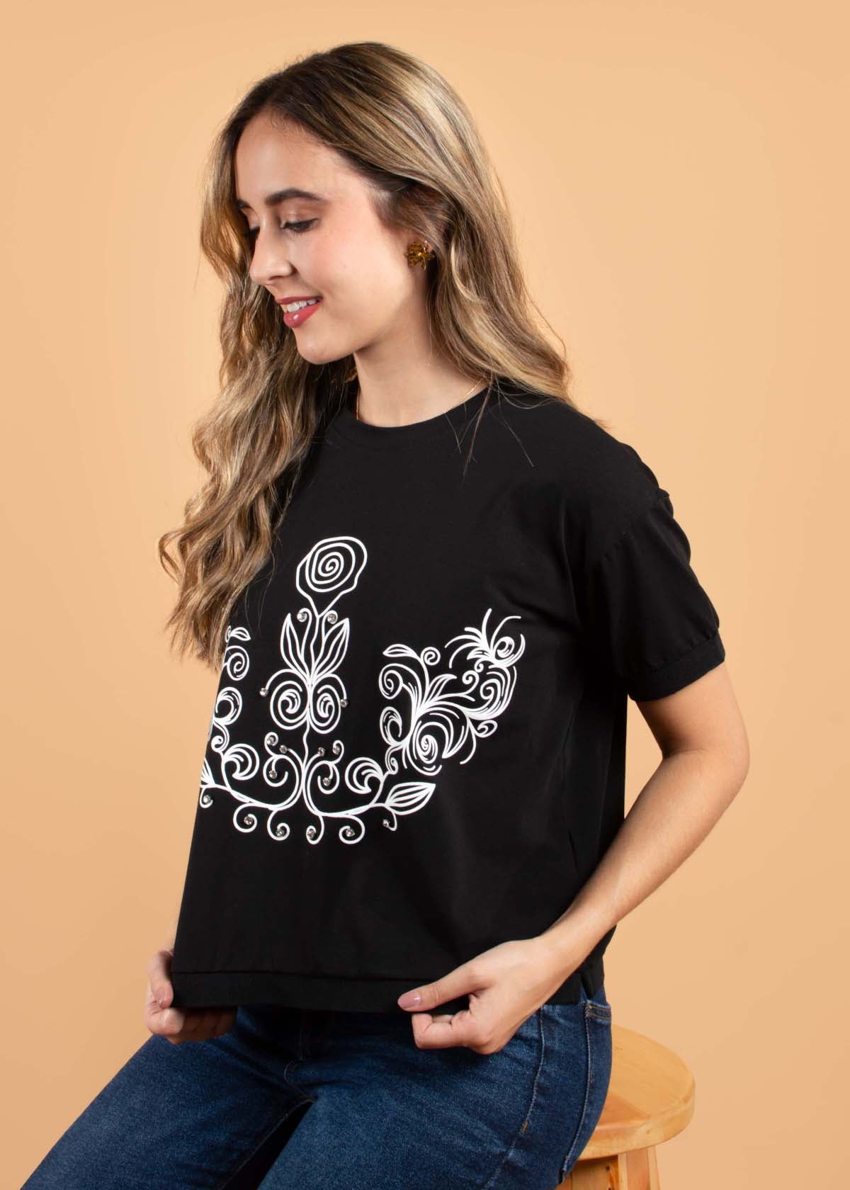 Camiseta color negro con estampado floral 104412