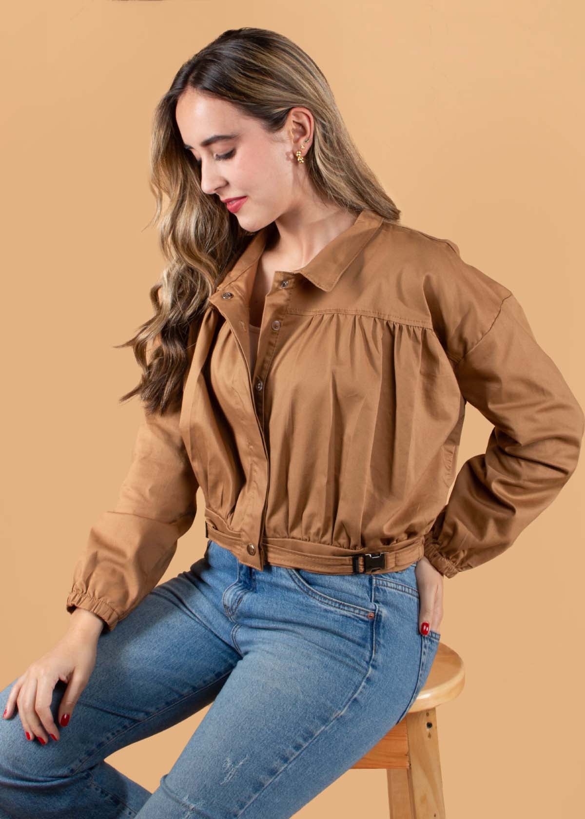 Chaqueta color camel con resorte en cintura y mangas 104425