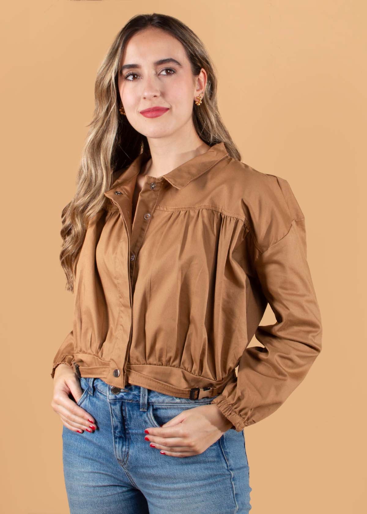 Chaqueta color camel con resorte en cintura y mangas 104425