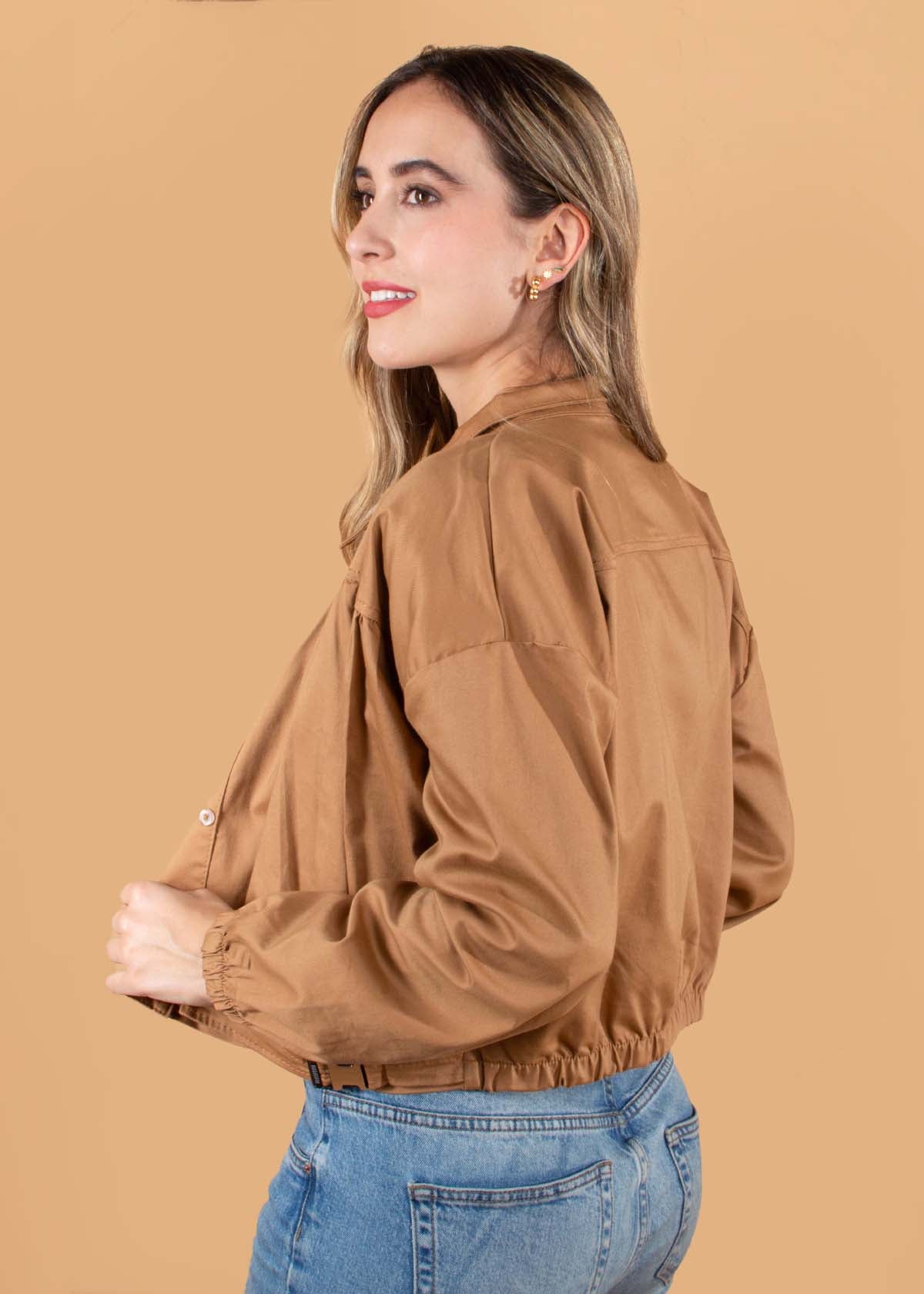 Chaqueta color camel con resorte en cintura y mangas 104425