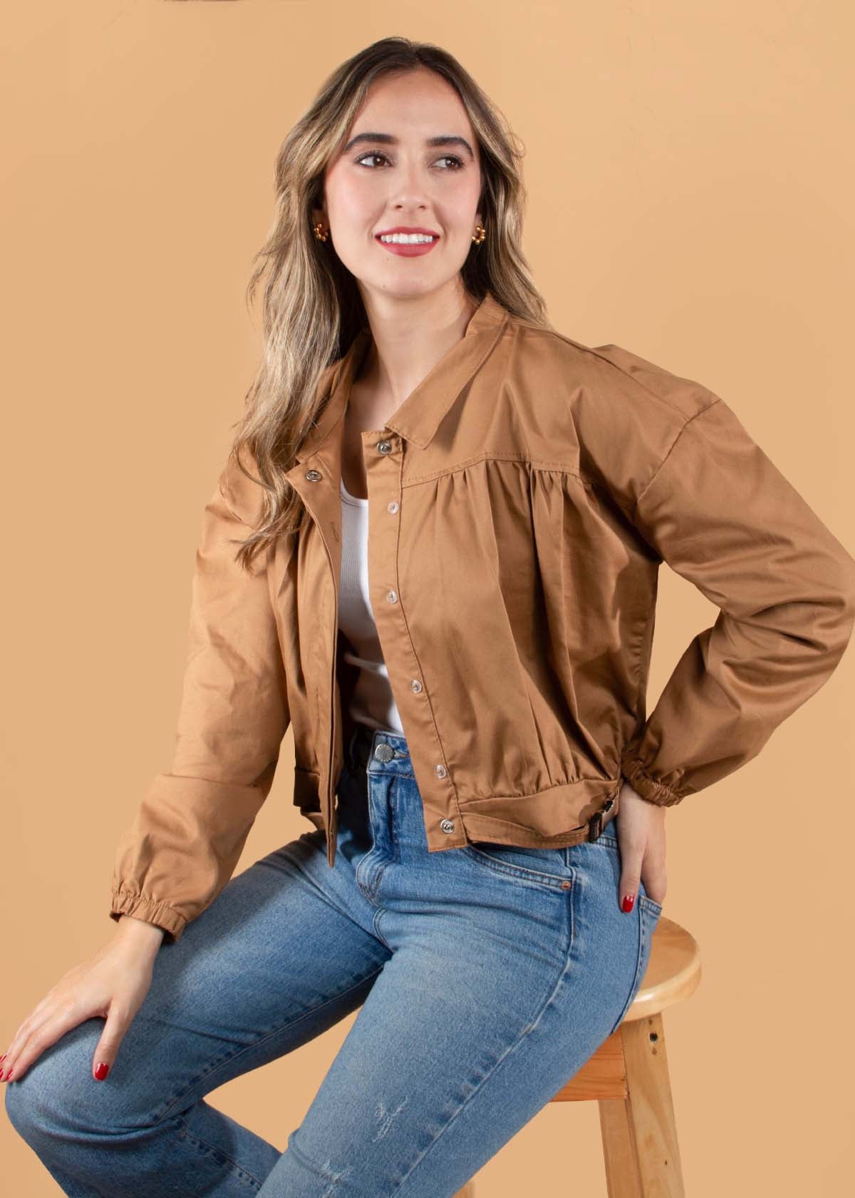 Chaqueta color camel con resorte en cintura y mangas 104425