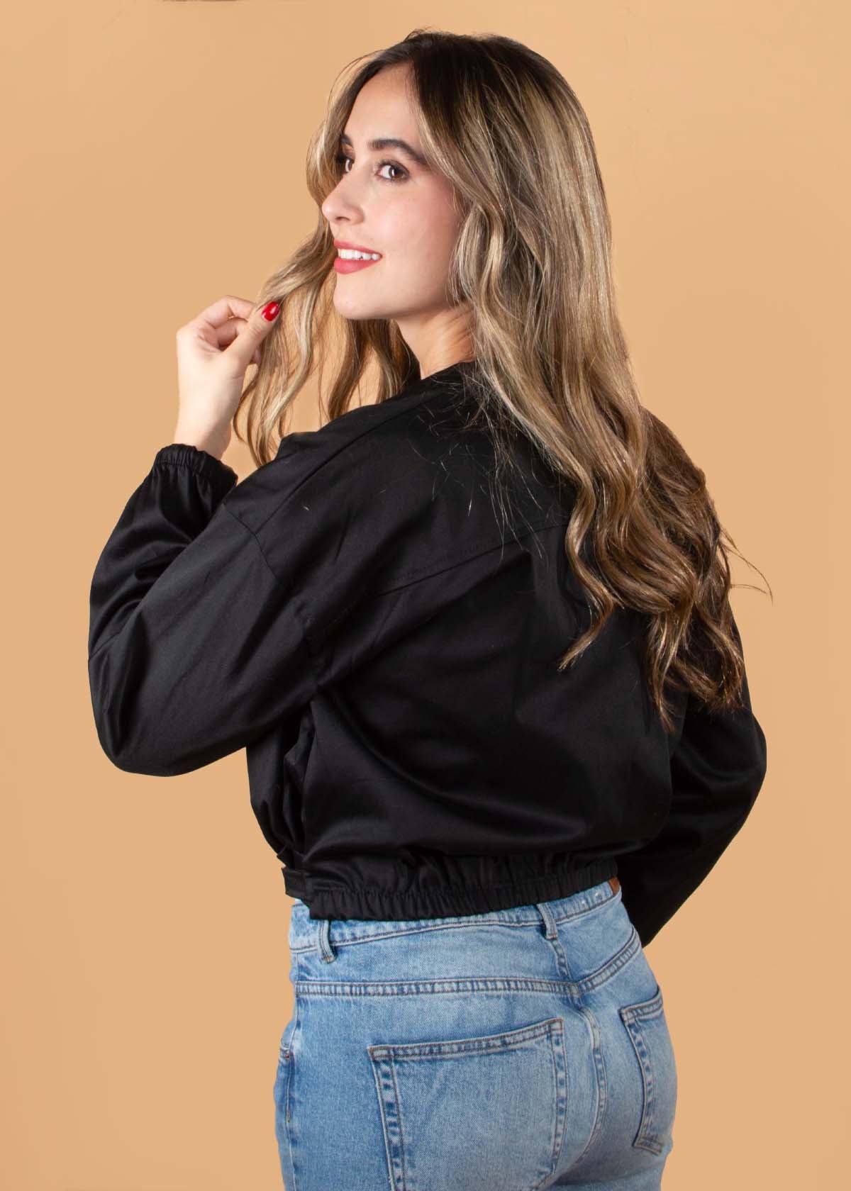 Chaqueta color negro con resorte en cintura y mangas 104425