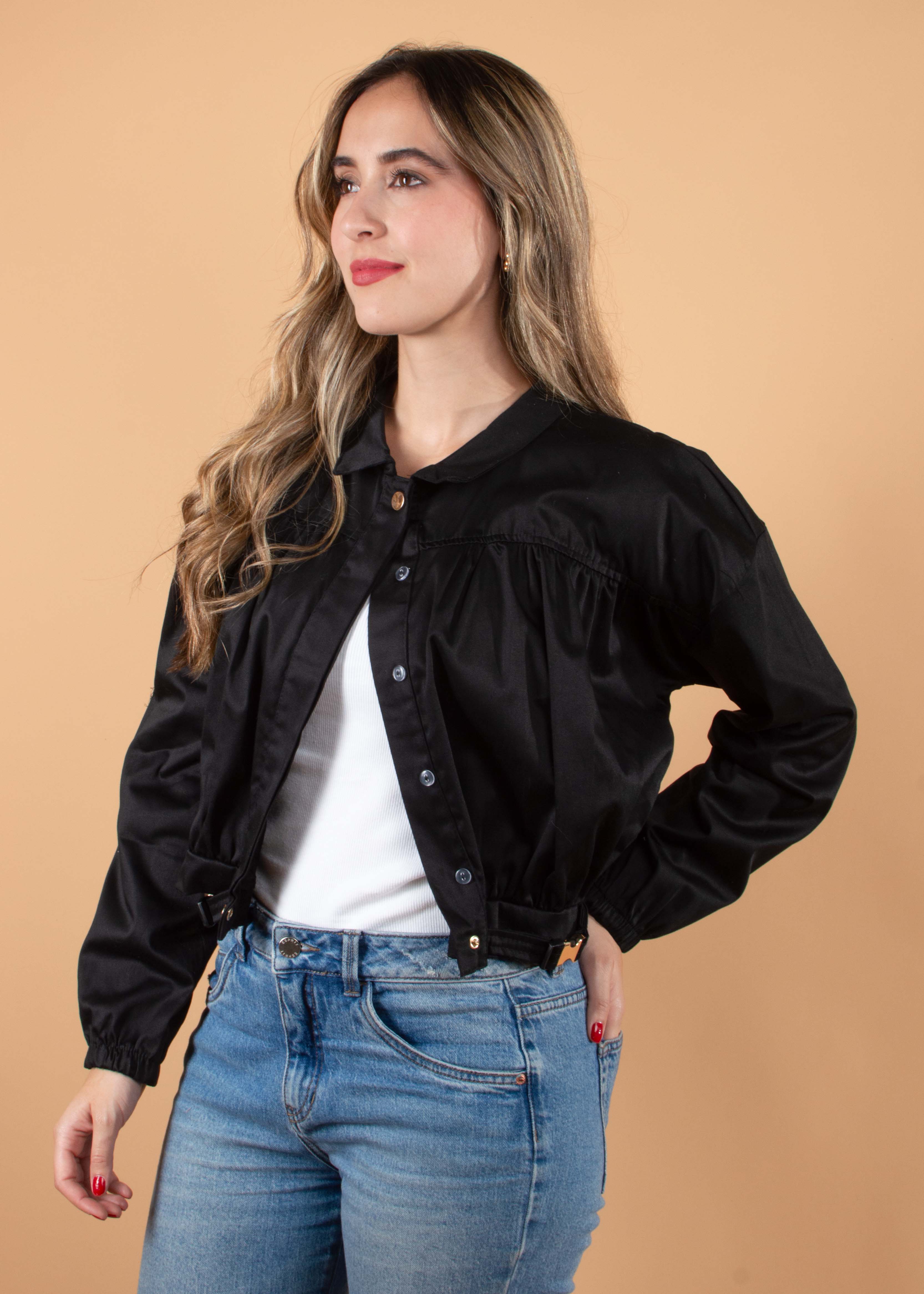 Chaqueta color negro con resorte en cintura y mangas 104425