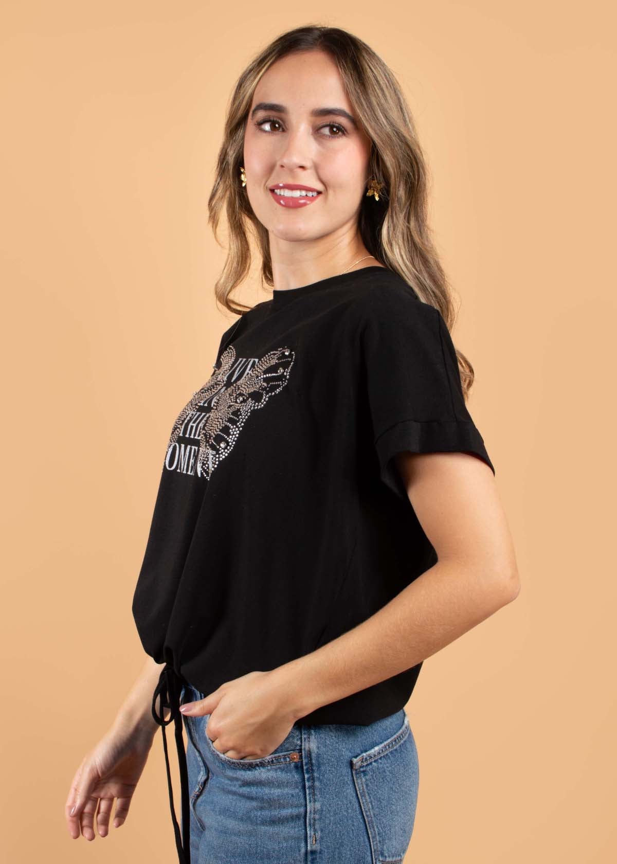 Camiseta color negro con estampado y piedras decorativas 104427