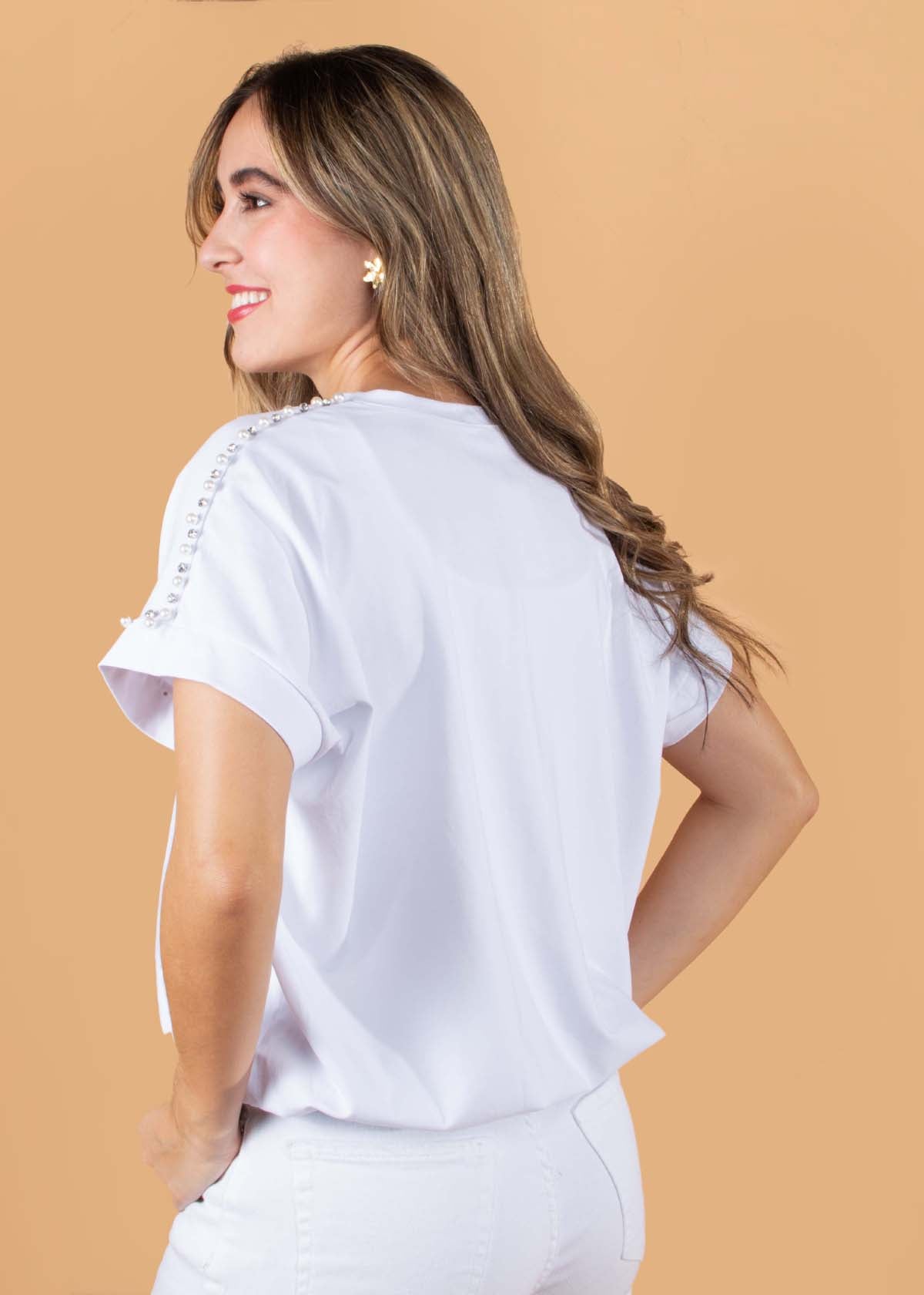 Camiseta color blanco con estampado y piedras decorativas 104430