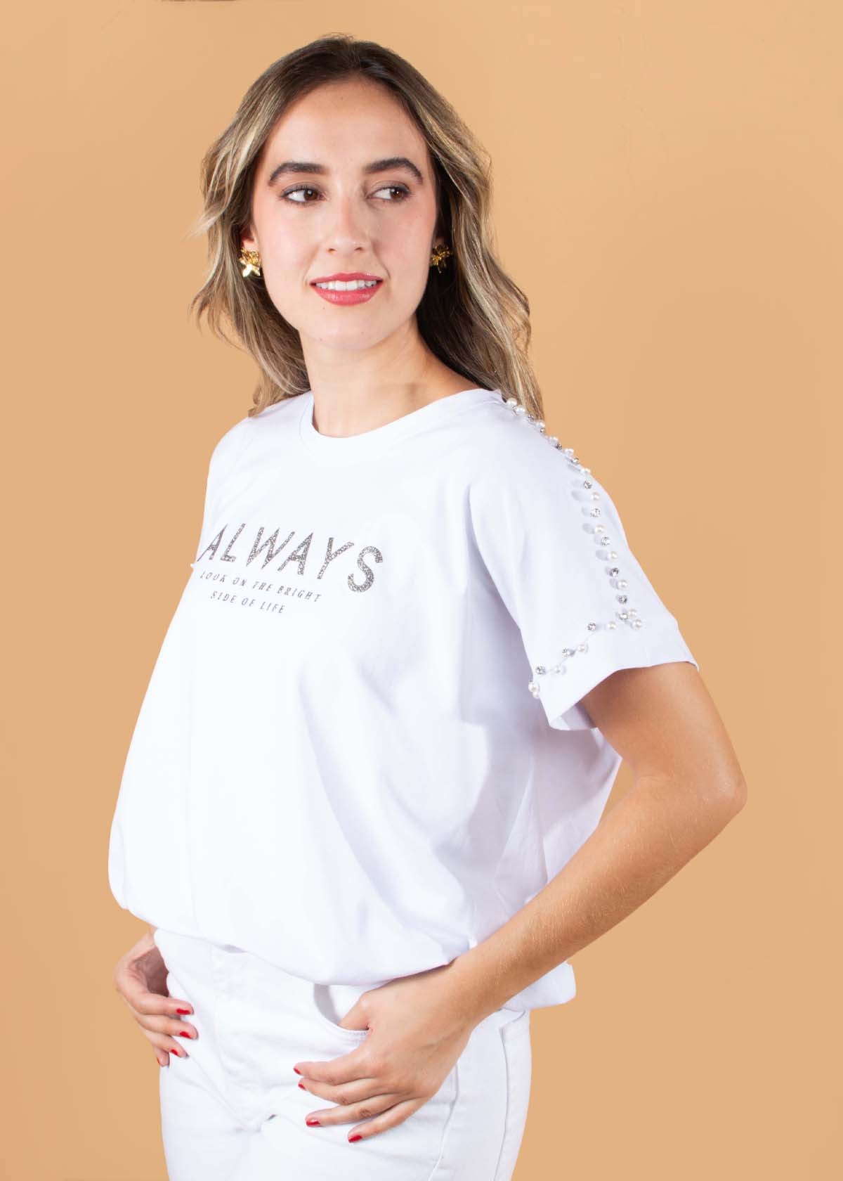 Camiseta color blanco con estampado y piedras decorativas 104430