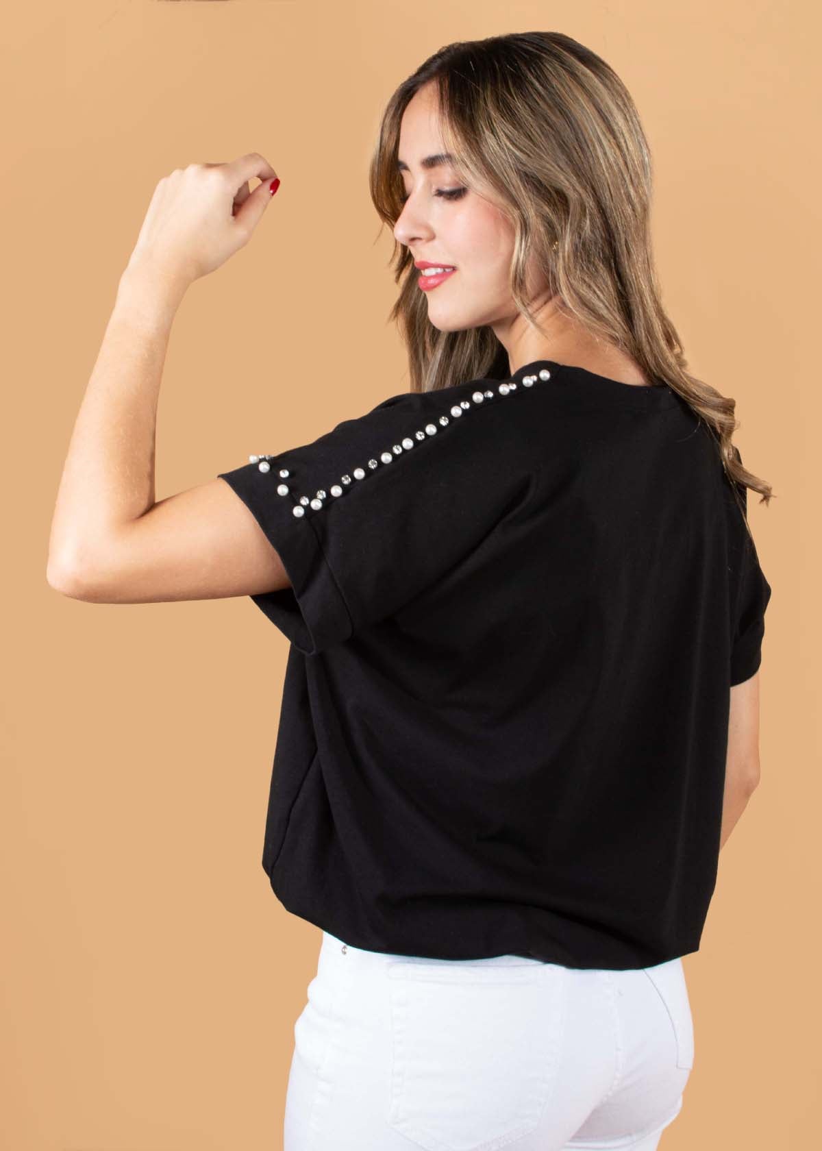 Camiseta color negro con estampado y piedras decorativas 104430