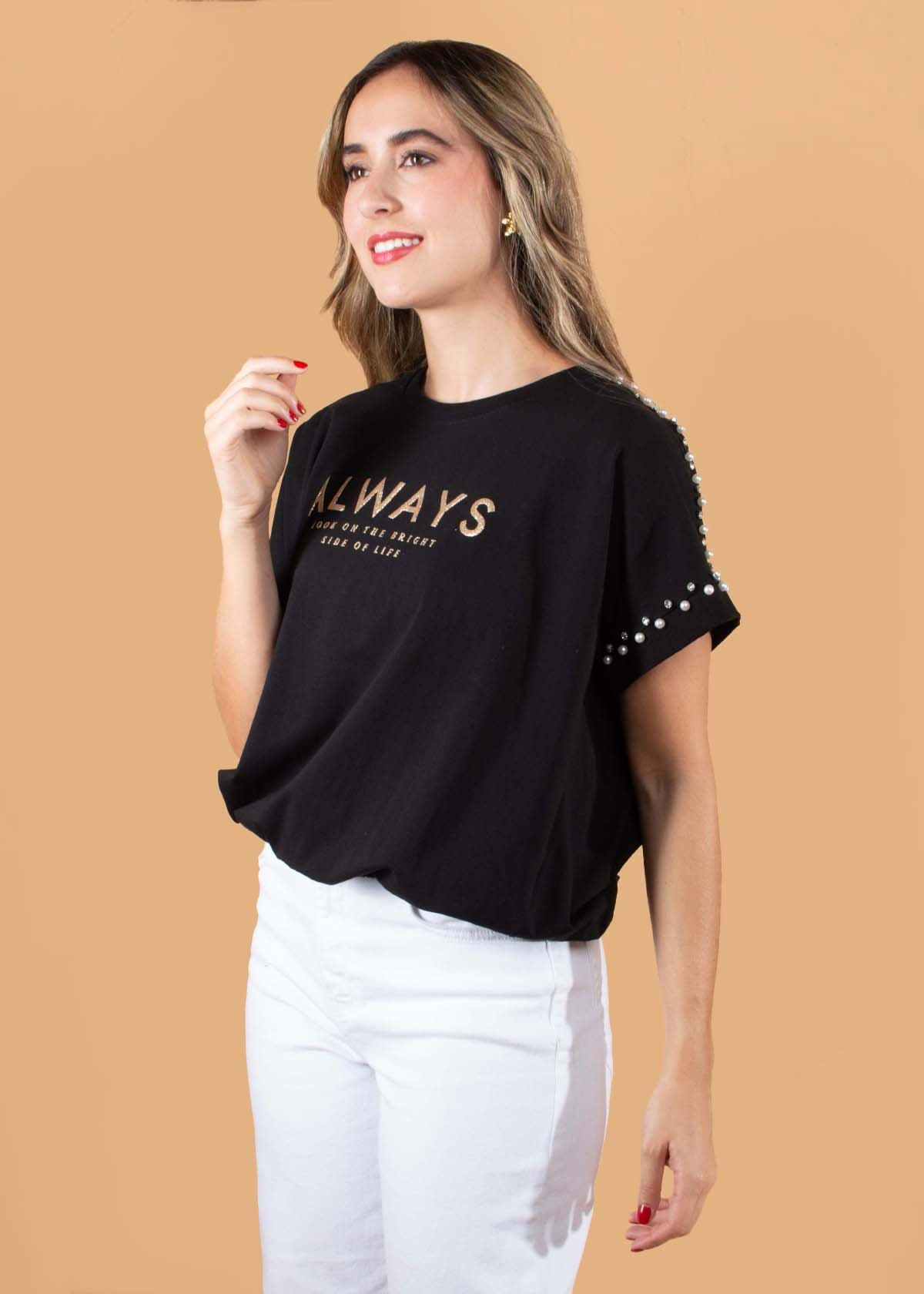 Camiseta color negro con estampado y piedras decorativas 104430