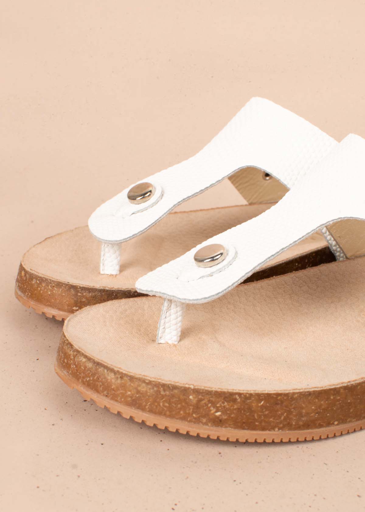 Sandalias planas en cuero color blanco con textura tipo croco y correa ajustable 104440