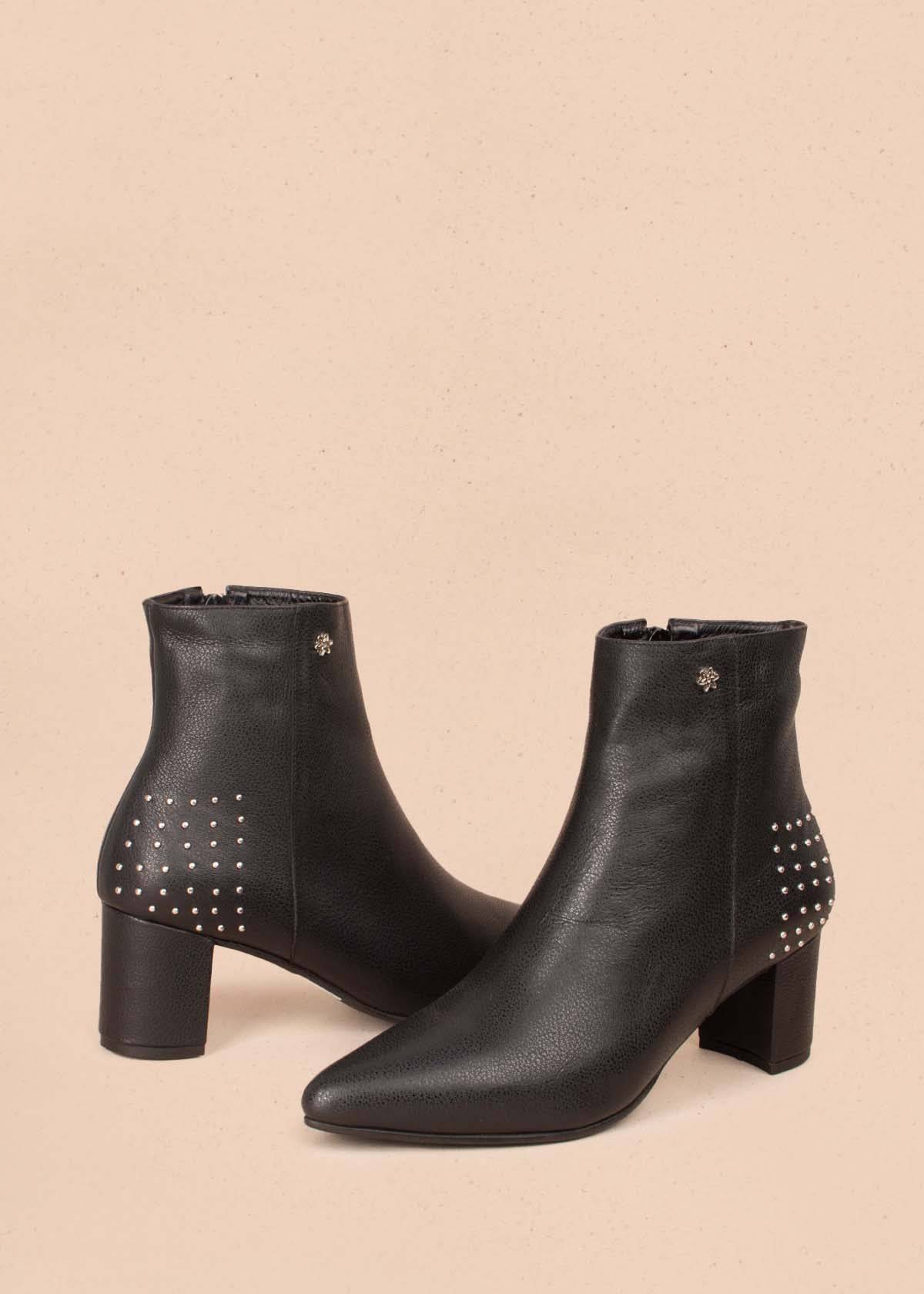 Botas en cuero color negro con taches 104454