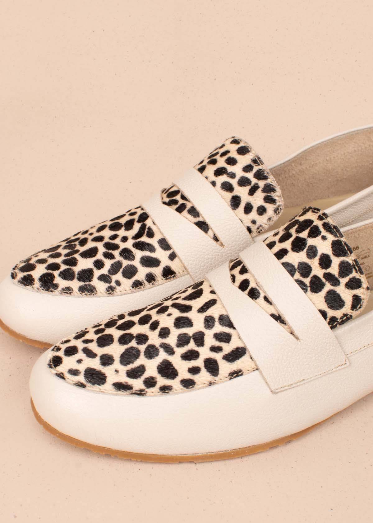 Mocasines en cuero color beige y cuero con pelo animal print 104462